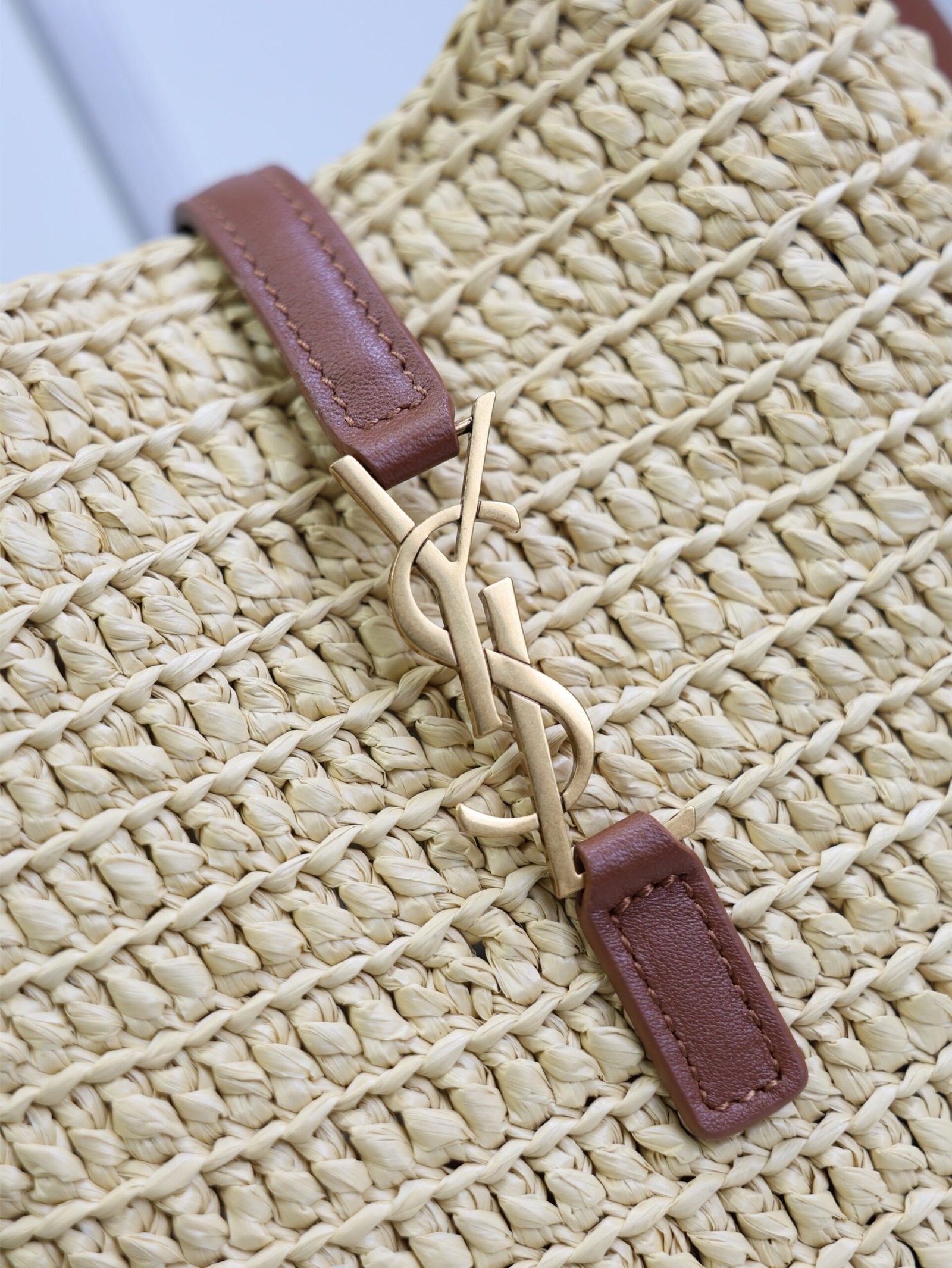 {Style No: 22PUCMIB} YSL 25S LE 5 À 7 SUPPLE BABY 16 IN RAFFIA AND CALFSKIN GOLD HARDWARE - Image 3