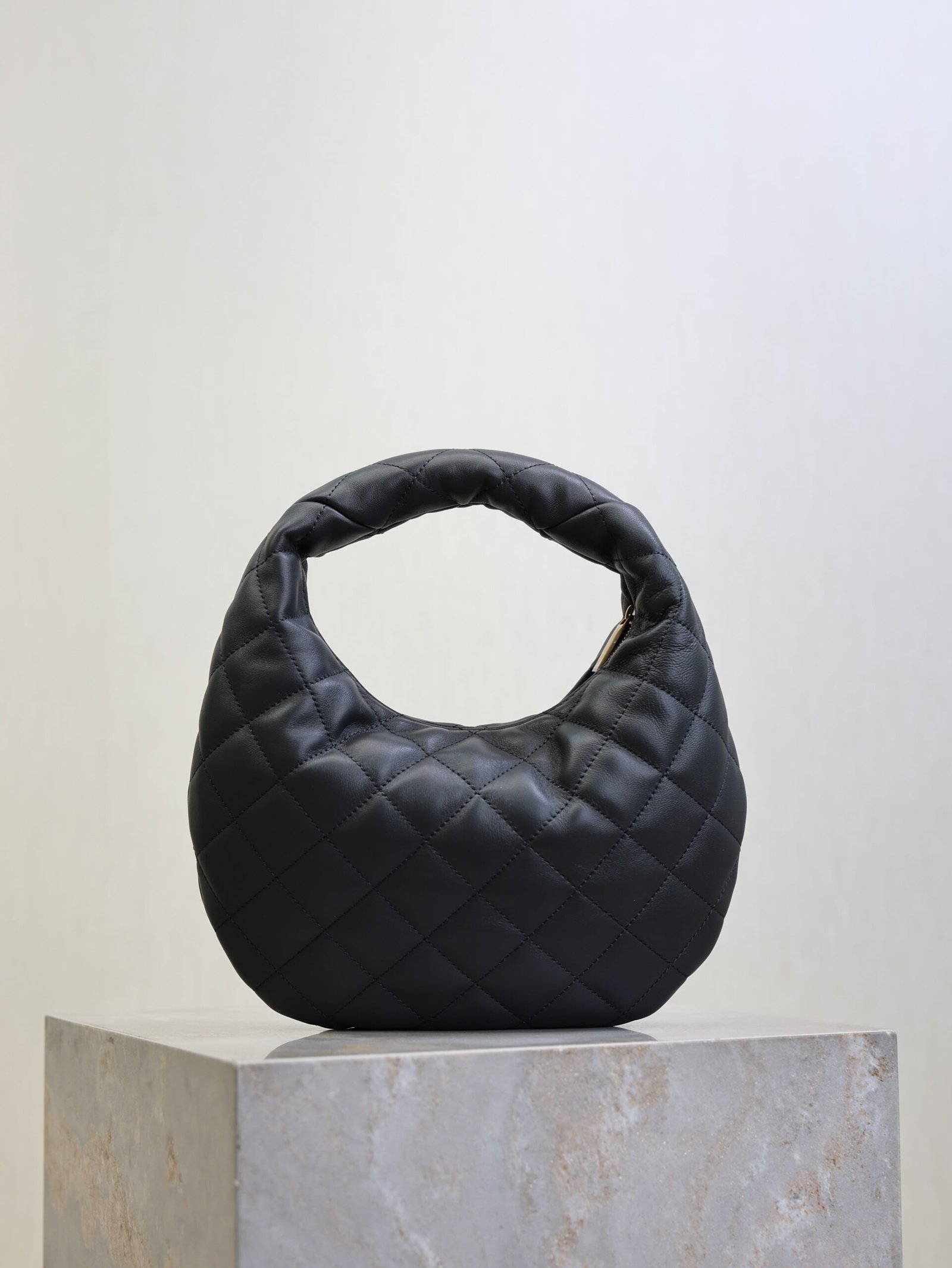 {Style No: 3KK6KAEX} YSL 25S ICARINO 17 IN BLACK QUILTED CALFSKIN GOLD HARDWARE - Image 2