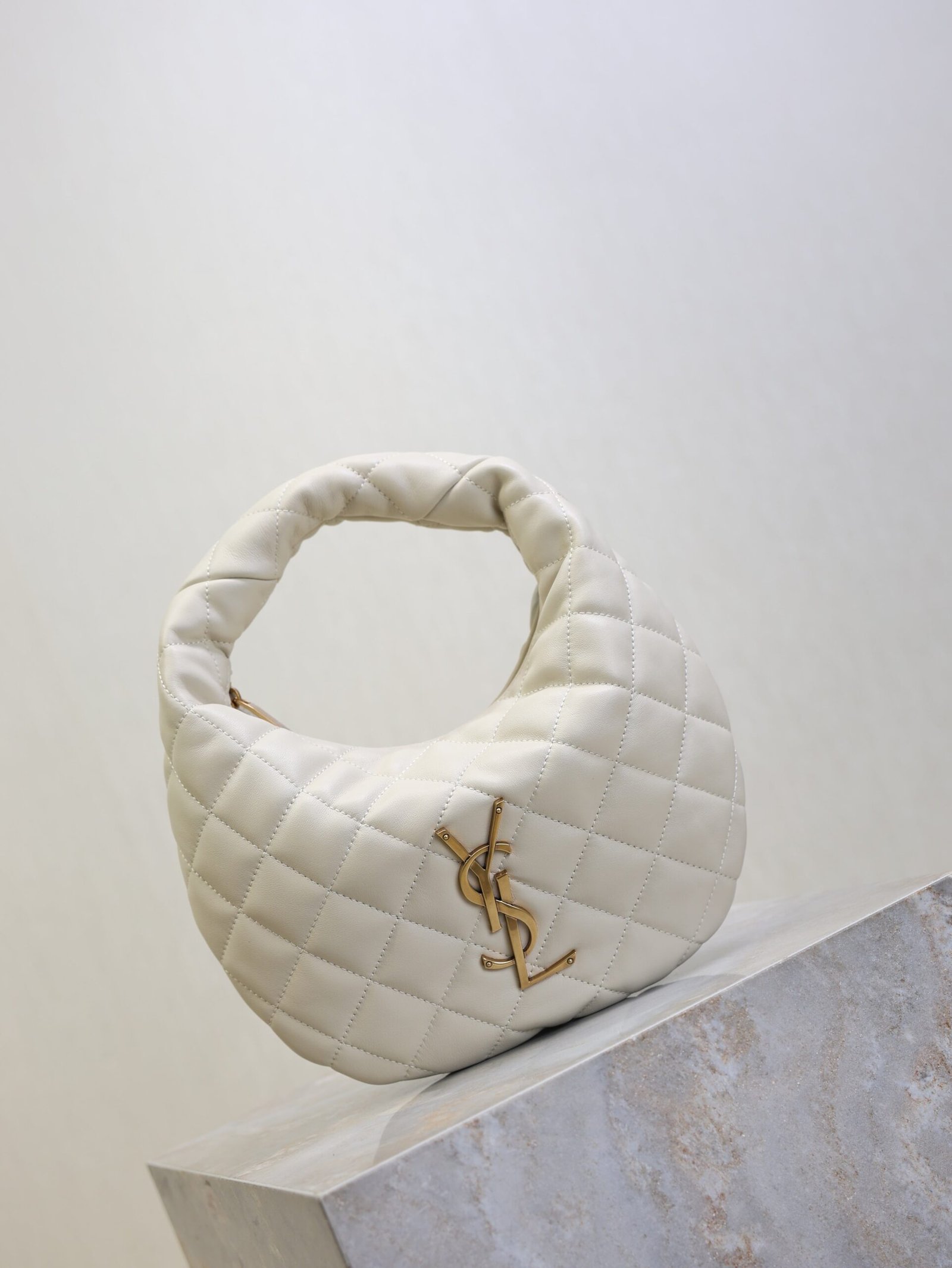 {Style No: GT54QGMV} YSL 25S ICARINO 17 IN WHITE QUILTED CALFSKIN GOLD HARDWARE - Image 8