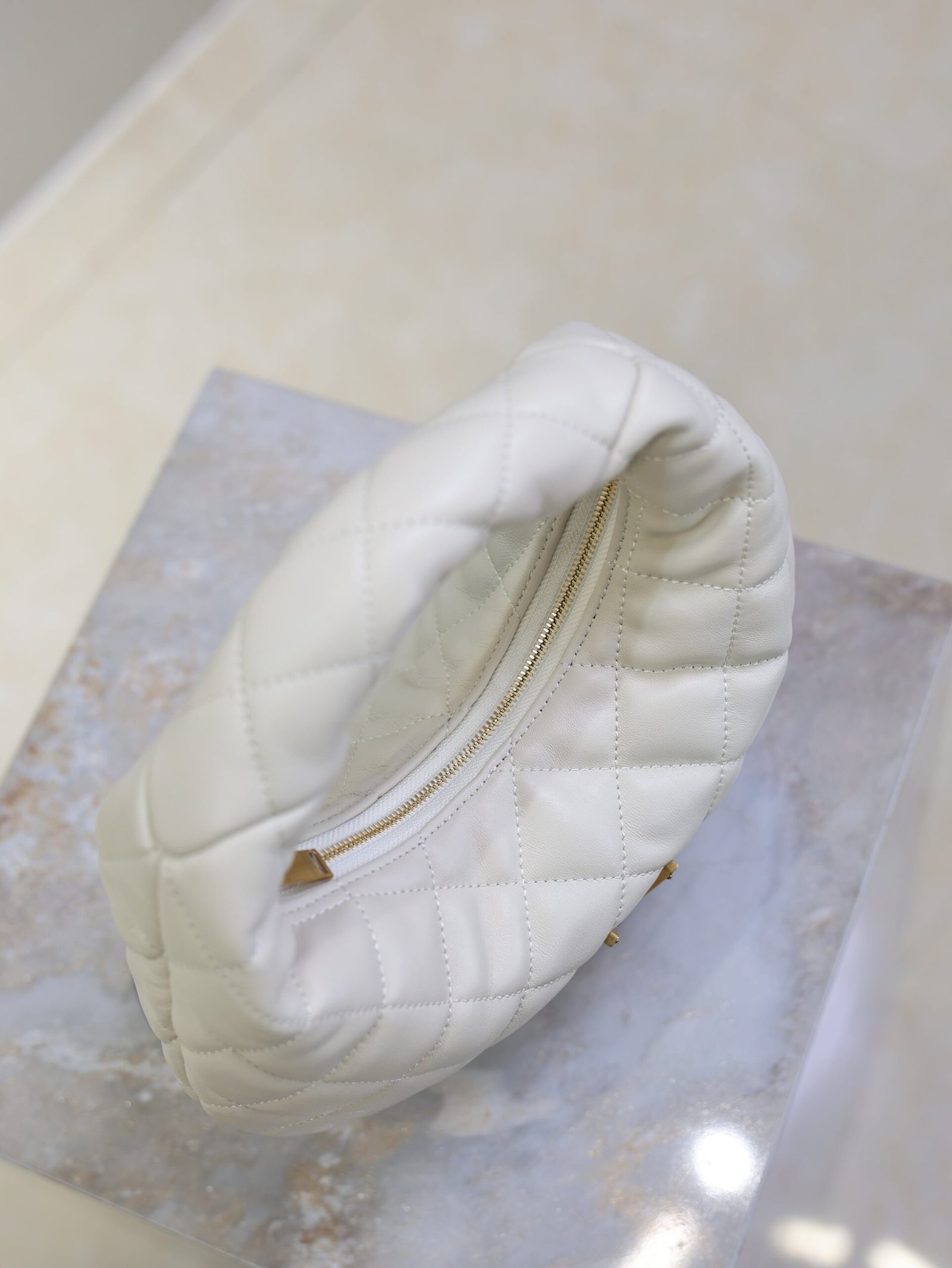 {Style No: GT54QGMV} YSL 25S ICARINO 17 IN WHITE QUILTED CALFSKIN GOLD HARDWARE - Image 6