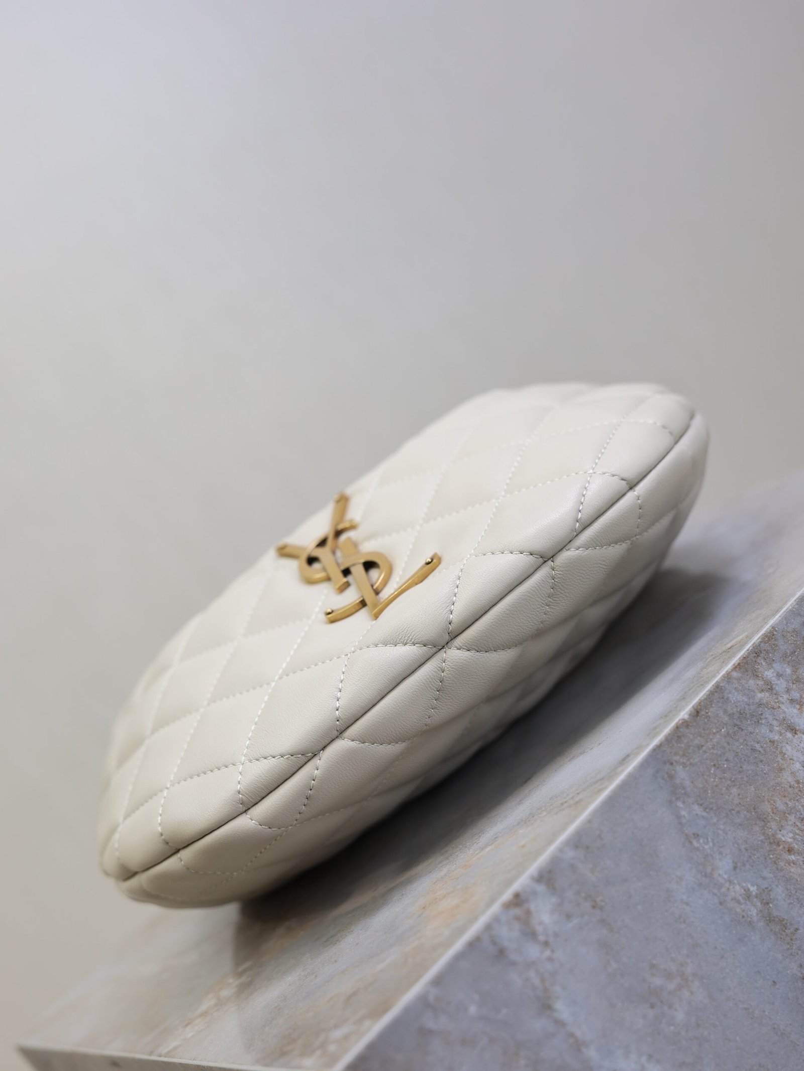 {Style No: GT54QGMV} YSL 25S ICARINO 17 IN WHITE QUILTED CALFSKIN GOLD HARDWARE - Image 5