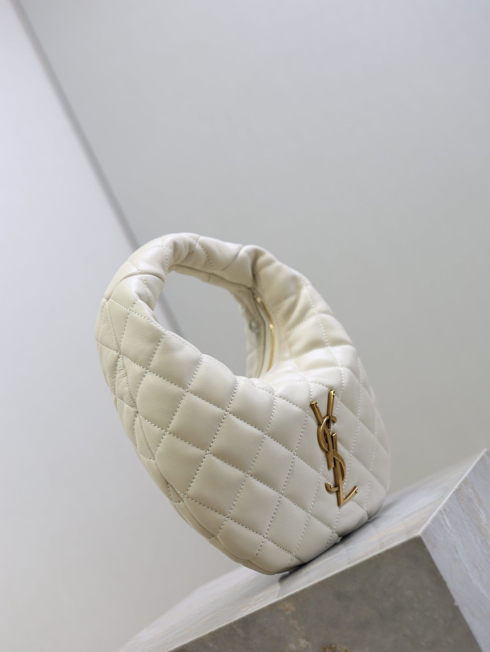 {Style No: GT54QGMV} YSL 25S ICARINO 17 IN WHITE QUILTED CALFSKIN GOLD HARDWARE - Image 4