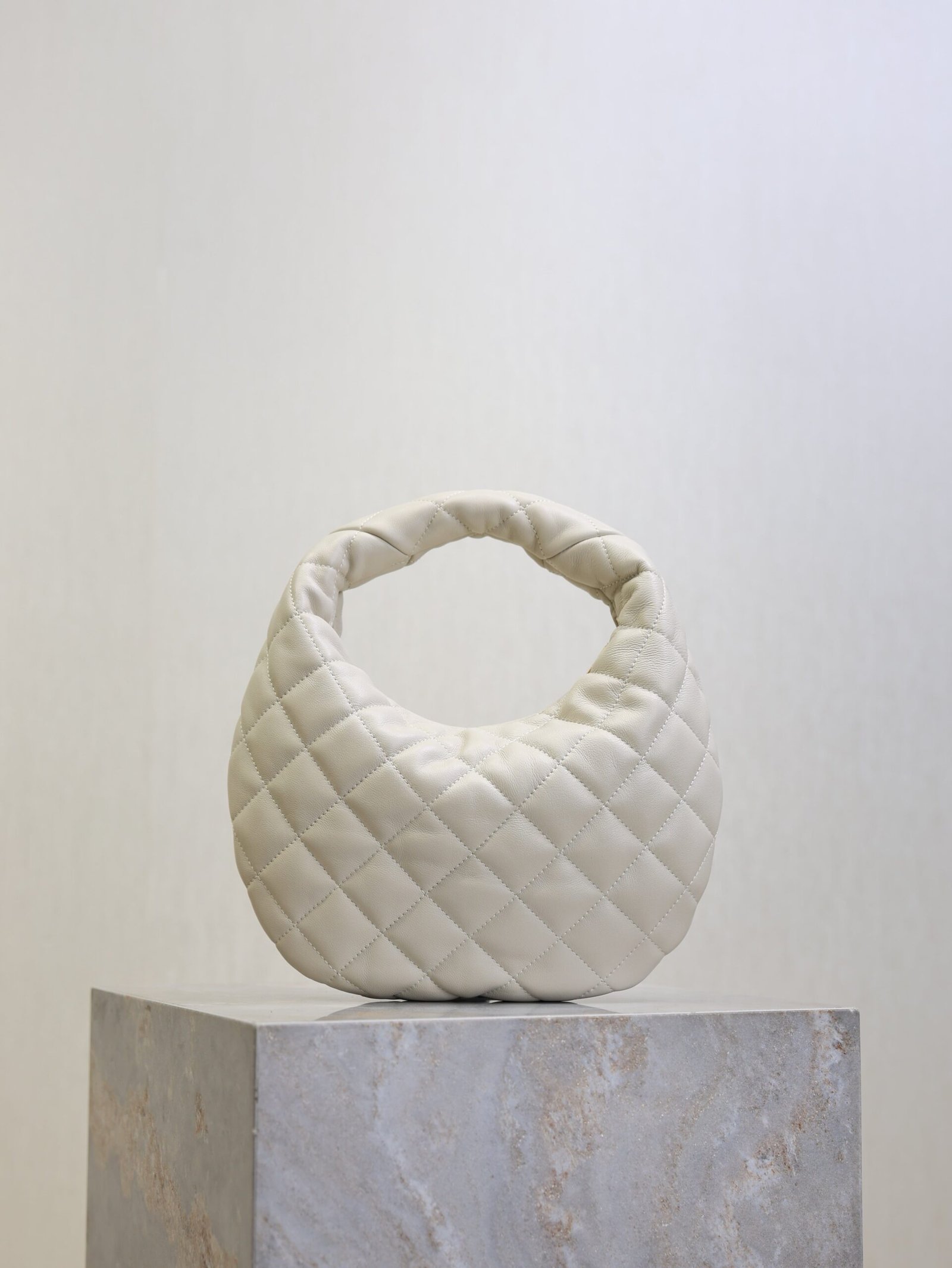 {Style No: PRTD4NY3} YSL 25S ICARINO 17 IN WHITE QUILTED CALFSKIN GOLD HARDWRE - Image 2