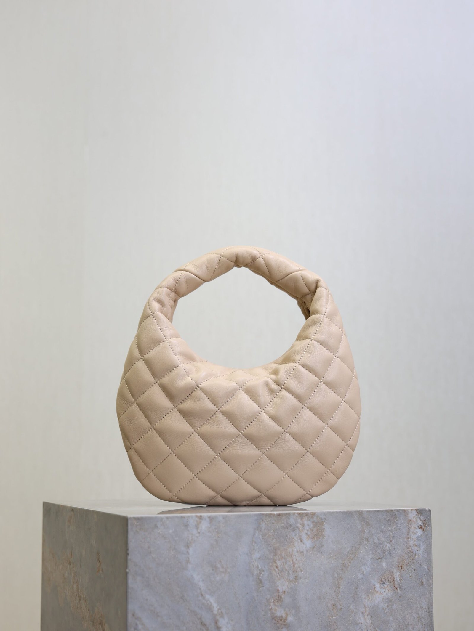 {Style No: QFXK9I7G} YSL 25S ICARINO 17 IN BEIGE QUILTED CALFSKIN GOLD HARDWRE - Image 2