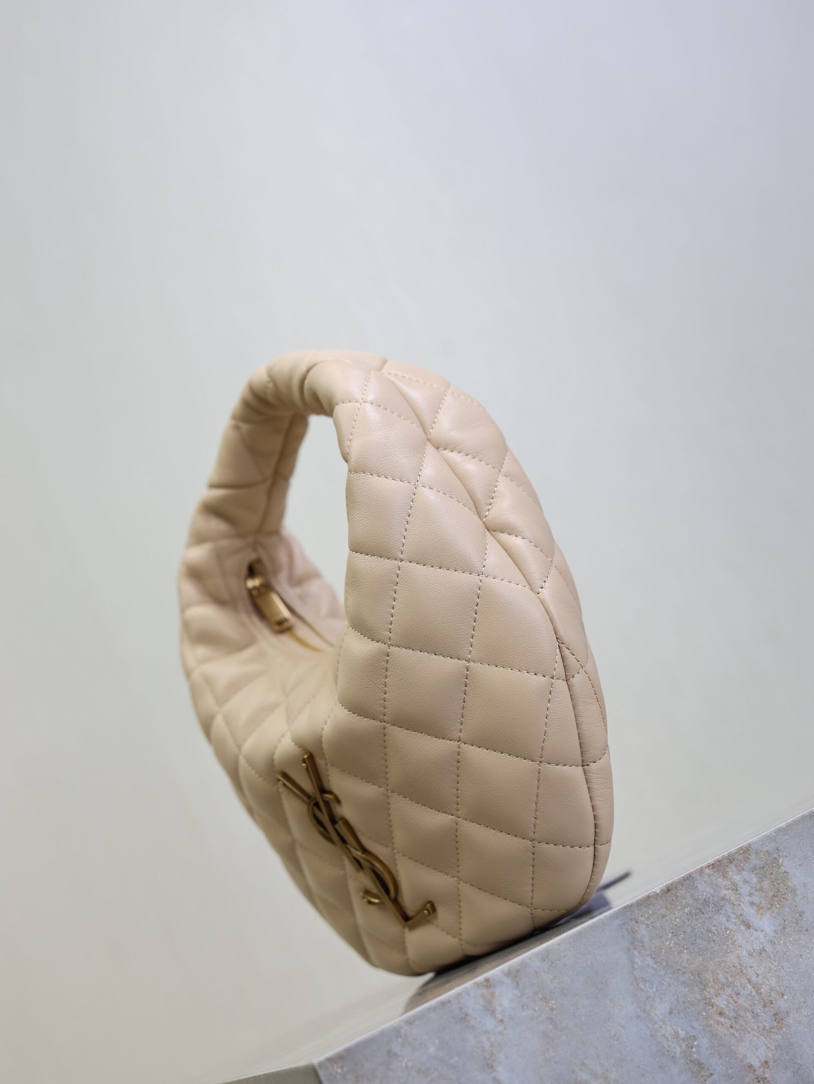 {Style No: QFXK9I7G} YSL 25S ICARINO 17 IN BEIGE QUILTED CALFSKIN GOLD HARDWRE - Image 6