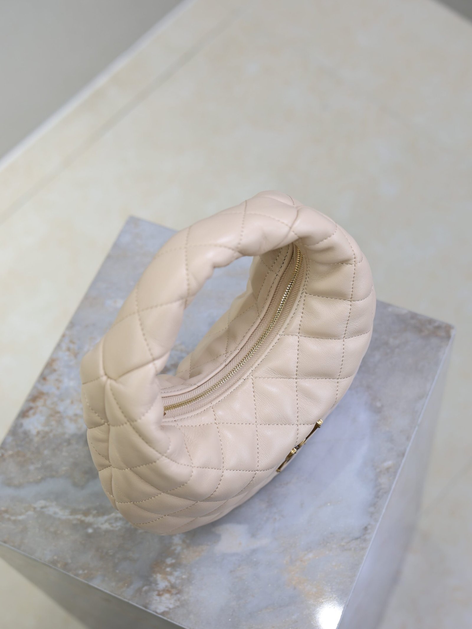 {Style No: QFXK9I7G} YSL 25S ICARINO 17 IN BEIGE QUILTED CALFSKIN GOLD HARDWRE - Image 7