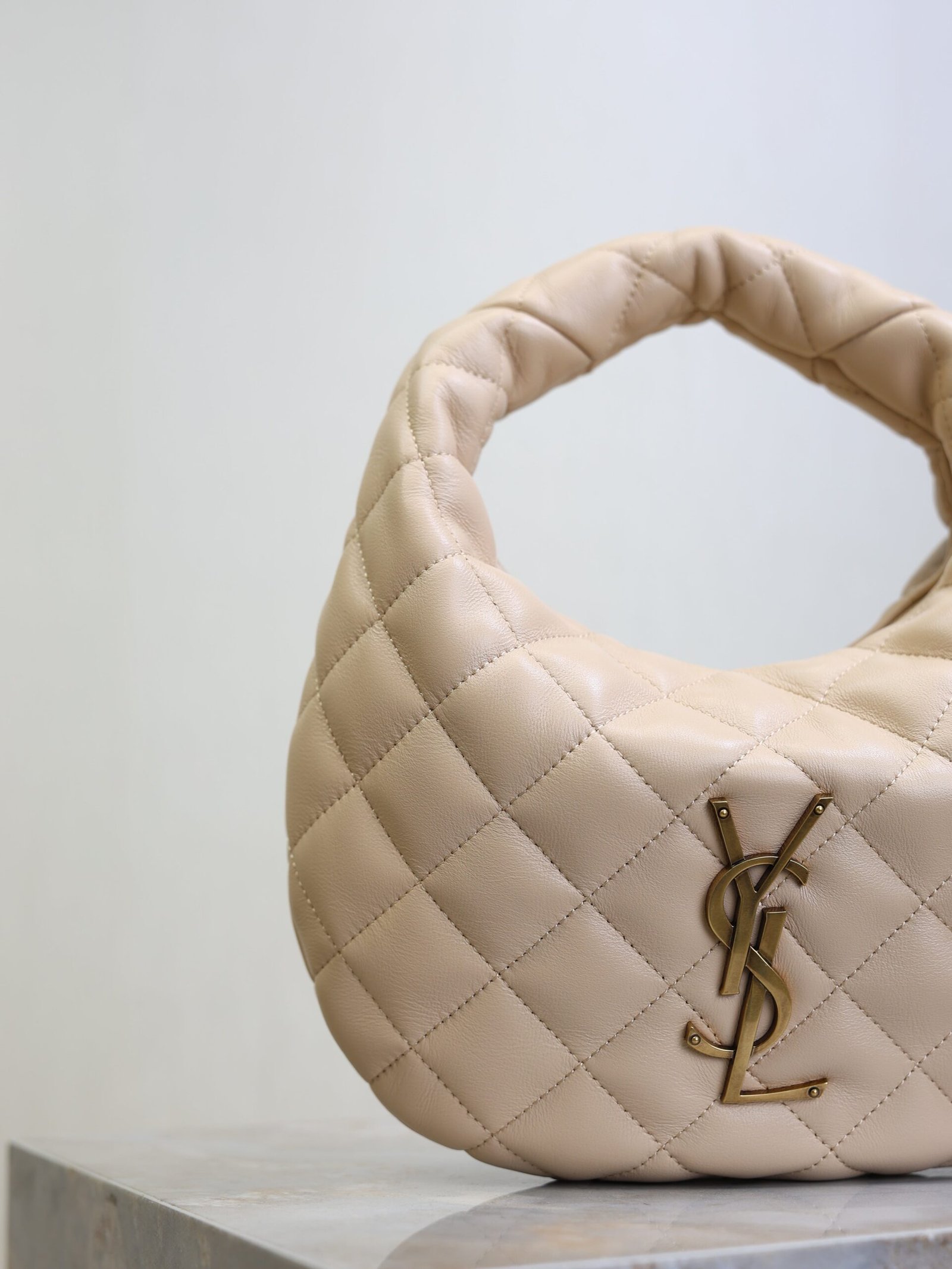 {Style No: QFXK9I7G} YSL 25S ICARINO 17 IN BEIGE QUILTED CALFSKIN GOLD HARDWRE - Image 4
