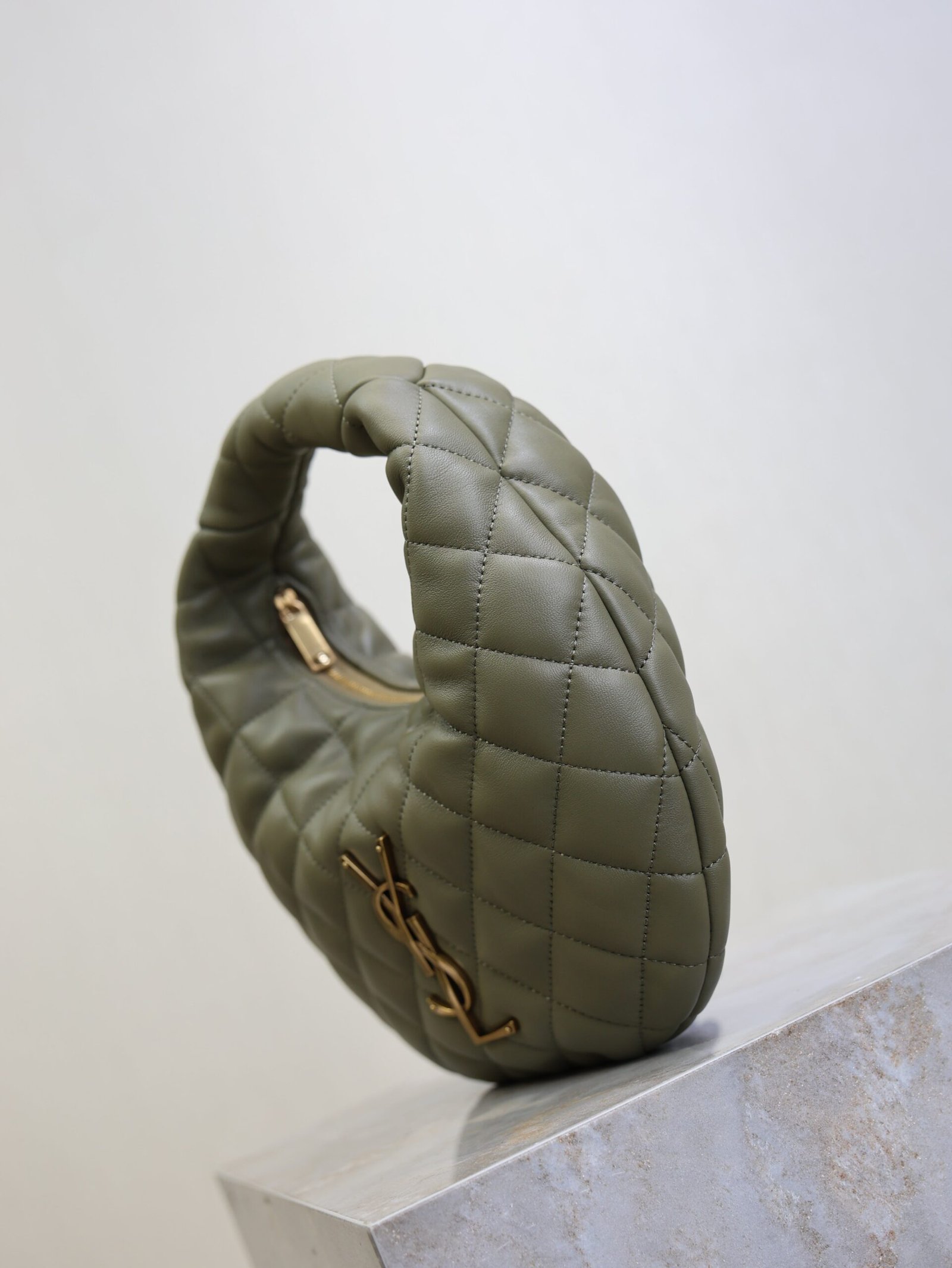 {Style No: 4YQTZ7U9} YSL 25S ICARE BABY 17 IN DARK OLIVE QUILTED CALFSKIN GOLD HARDWARE - Image 4