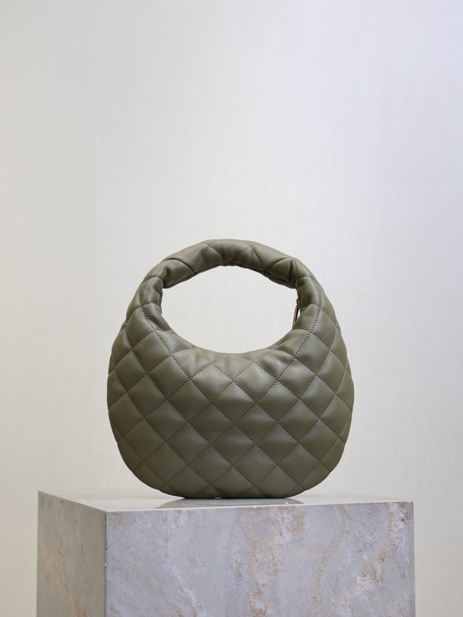 {Style No: 4YQTZ7U9} YSL 25S ICARE BABY 17 IN DARK OLIVE QUILTED CALFSKIN GOLD HARDWARE - Image 2