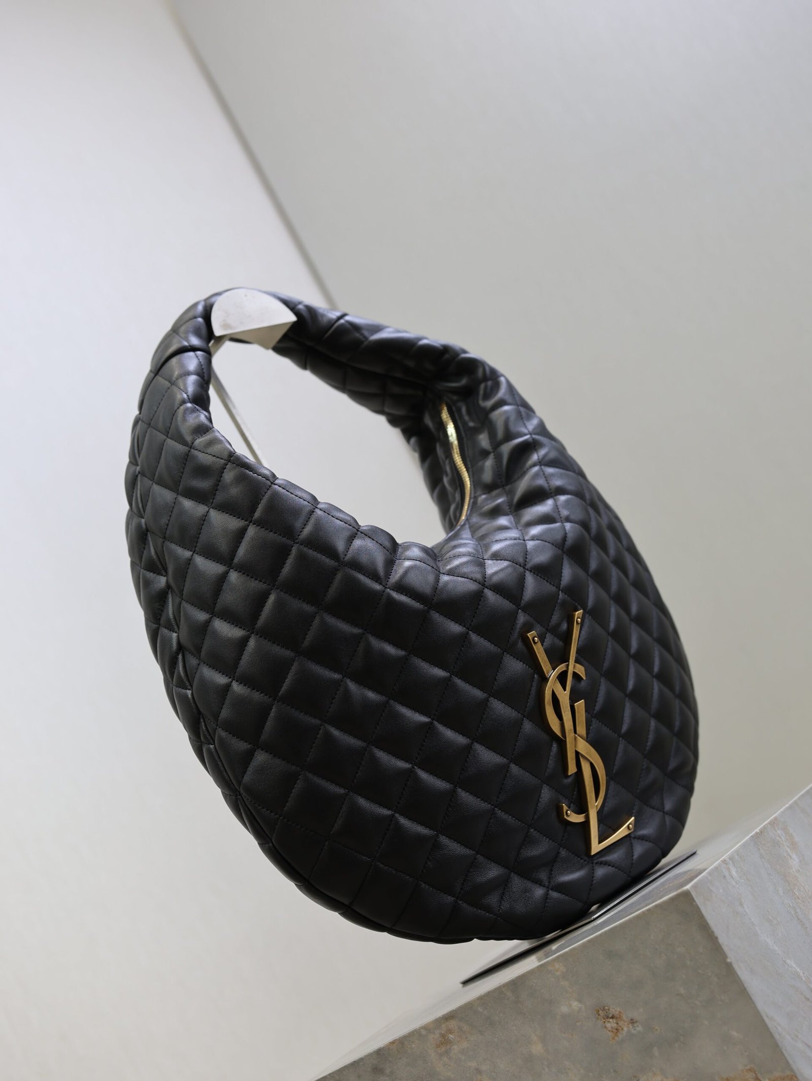 {Style No: ONUGM7JK} YSL 25S ICARE HOBO 44 IN BLACK QUILTED CALFSKIN GOLD HARDWRE - Image 4