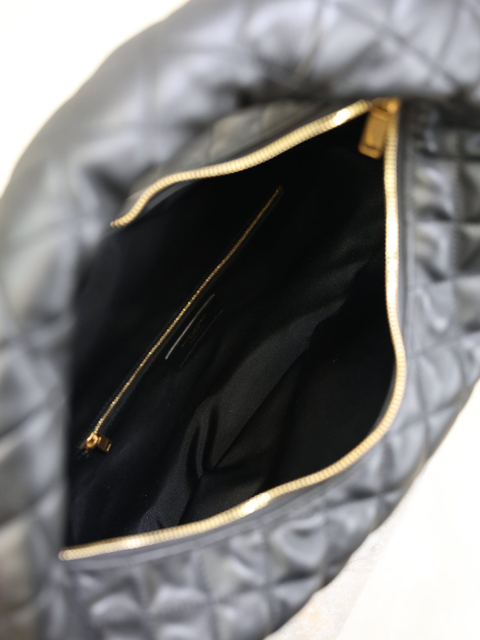 {Style No: ONUGM7JK} YSL 25S ICARE HOBO 44 IN BLACK QUILTED CALFSKIN GOLD HARDWRE - Image 6