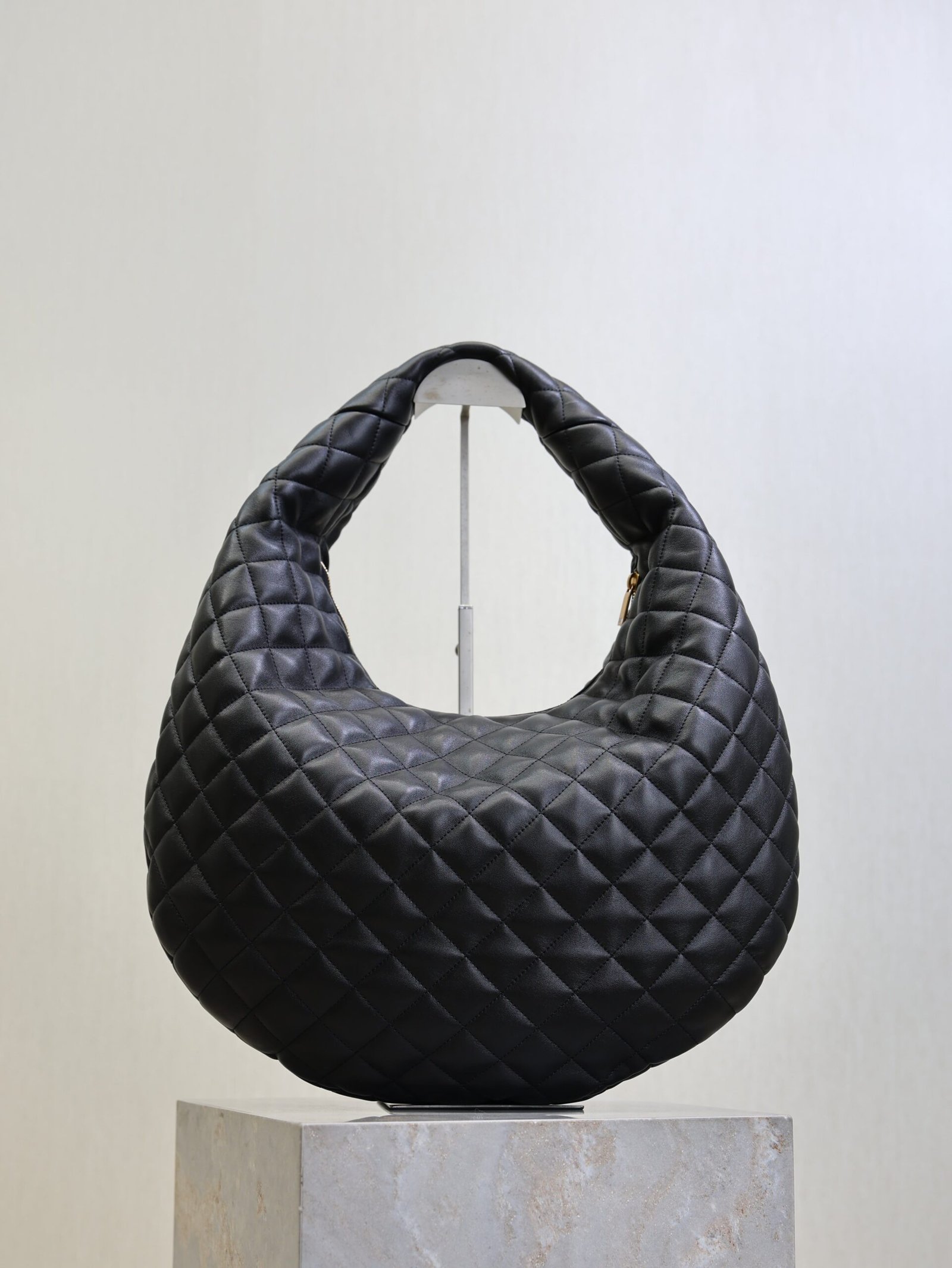 {Style No: ONUGM7JK} YSL 25S ICARE HOBO 44 IN BLACK QUILTED CALFSKIN GOLD HARDWRE - Image 2