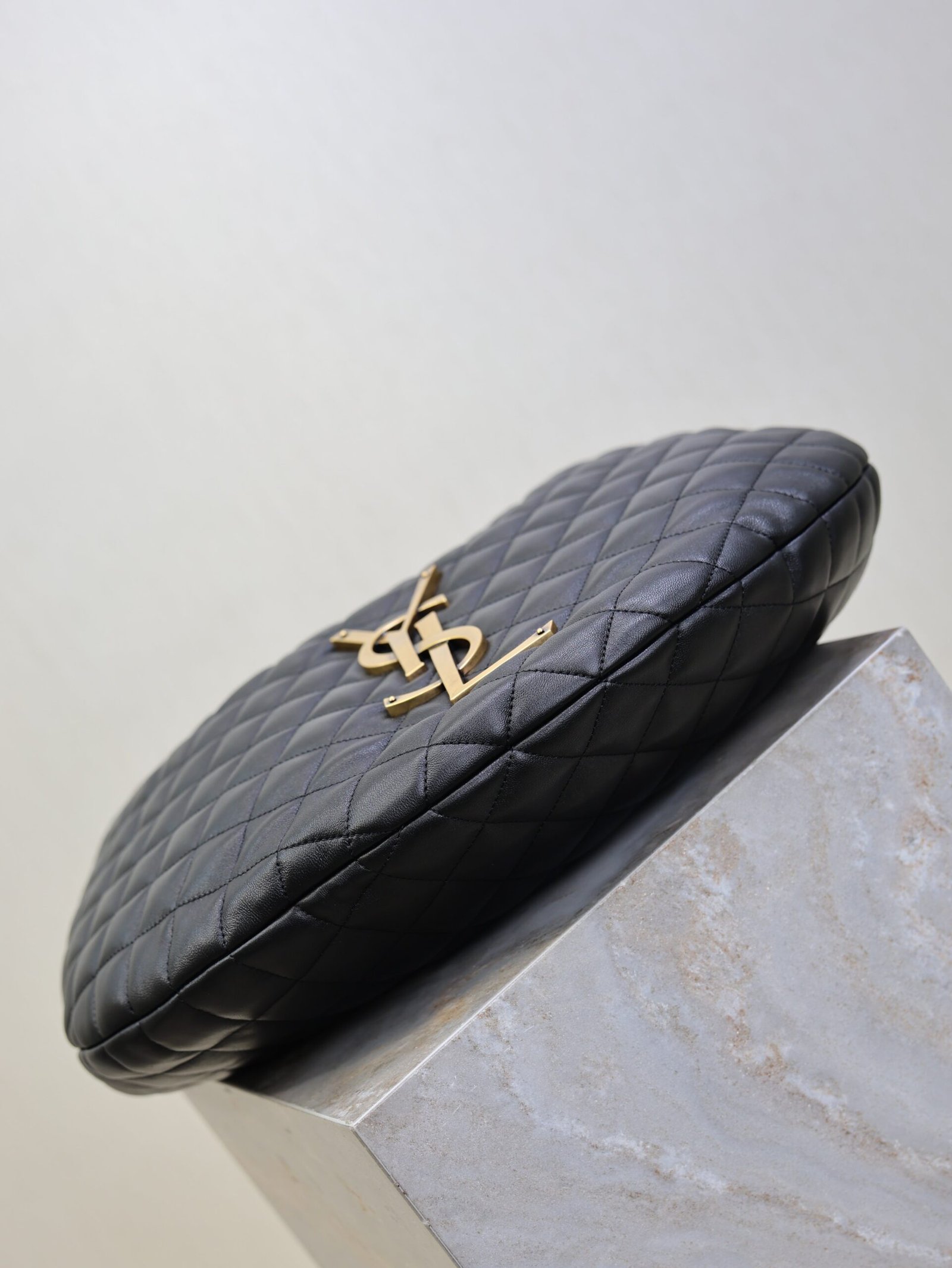 {Style No: ONUGM7JK} YSL 25S ICARE HOBO 44 IN BLACK QUILTED CALFSKIN GOLD HARDWRE - Image 9