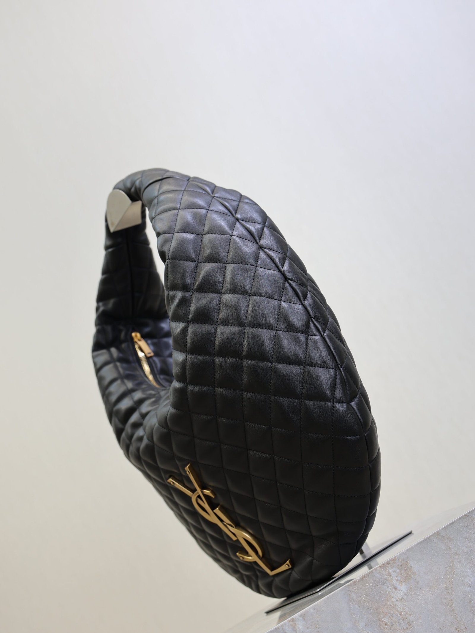 {Style No: ONUGM7JK} YSL 25S ICARE HOBO 44 IN BLACK QUILTED CALFSKIN GOLD HARDWRE - Image 5