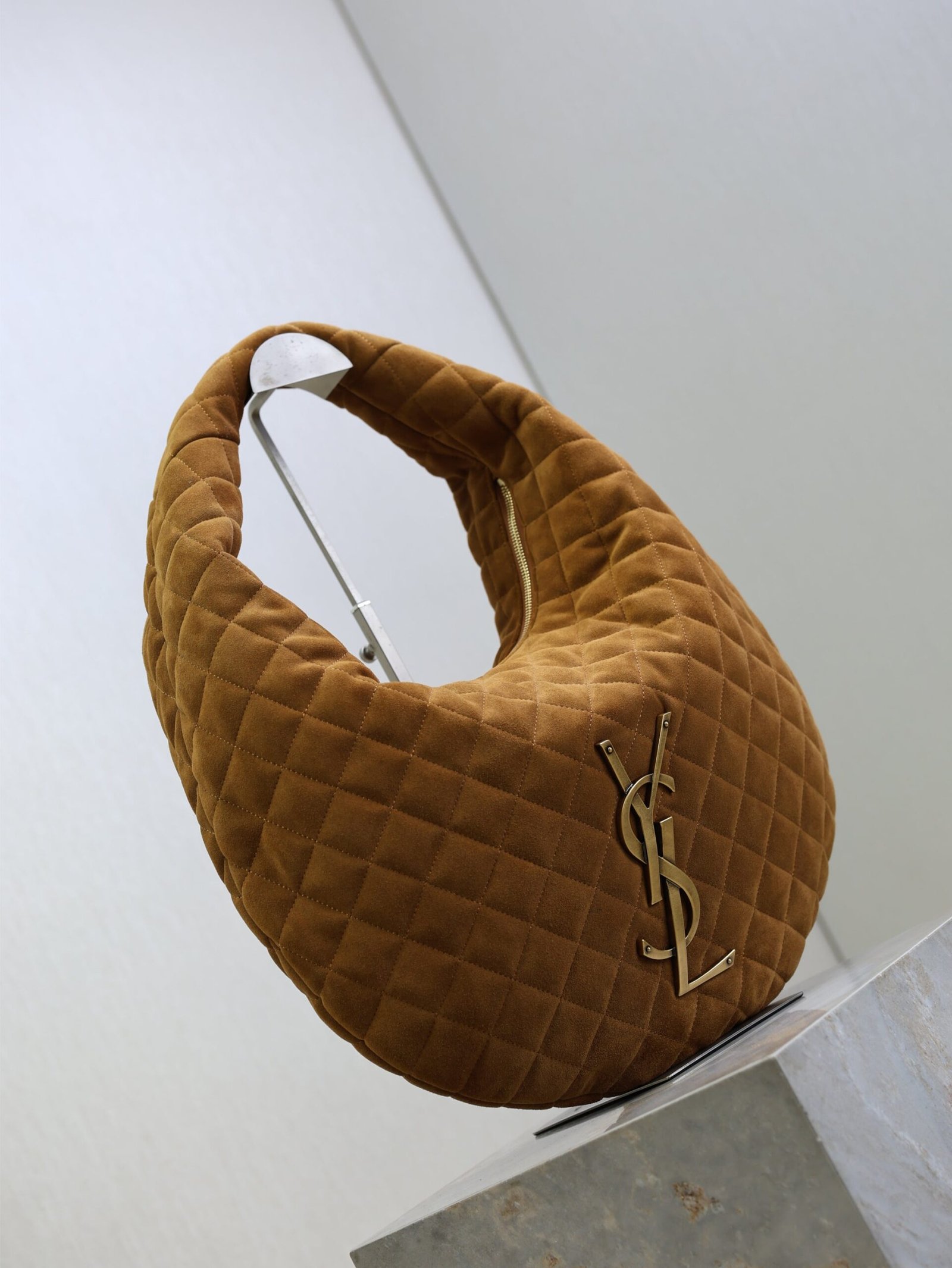 {Style No: LWWO4ITJ} YSL 25S ICARINO 44 IN CARAMEL QUILTED SUEDE GOLD HARDWARE - Image 8