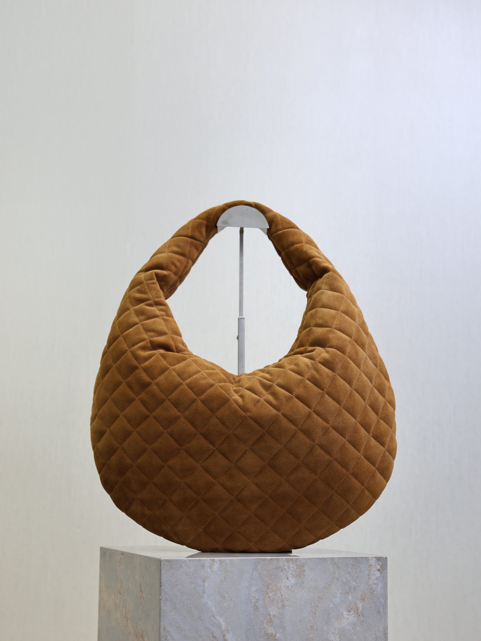 {Style No: LWWO4ITJ} YSL 25S ICARINO 44 IN CARAMEL QUILTED SUEDE GOLD HARDWARE - Image 2