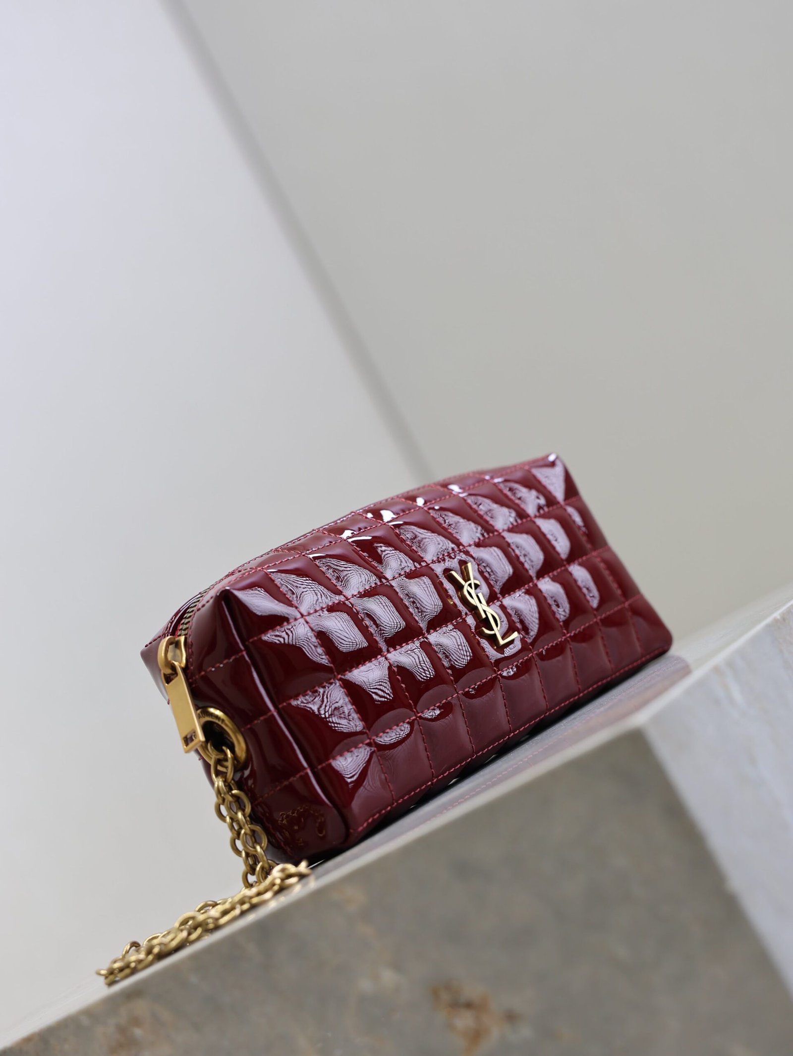 {Style No: Y7JBKPCW} YSL 25S CASSANDRE MATELASSÉ CARRÉ POUCH ON CHAIN 18 IN DARK RED WINE SHINY CALFSKIN - Image 4