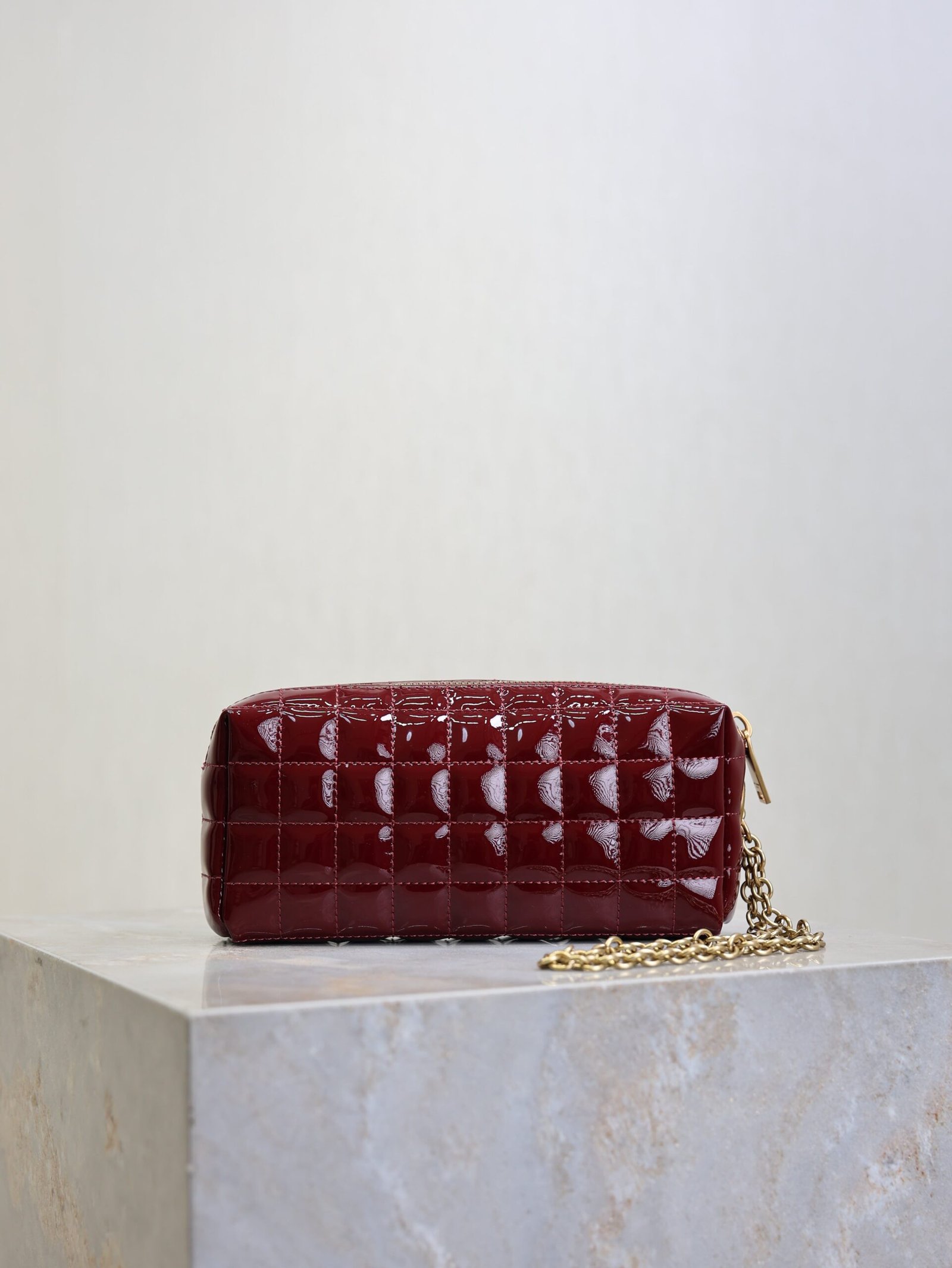 {Style No: Y7JBKPCW} YSL 25S CASSANDRE MATELASSÉ CARRÉ POUCH ON CHAIN 18 IN DARK RED WINE SHINY CALFSKIN - Image 2