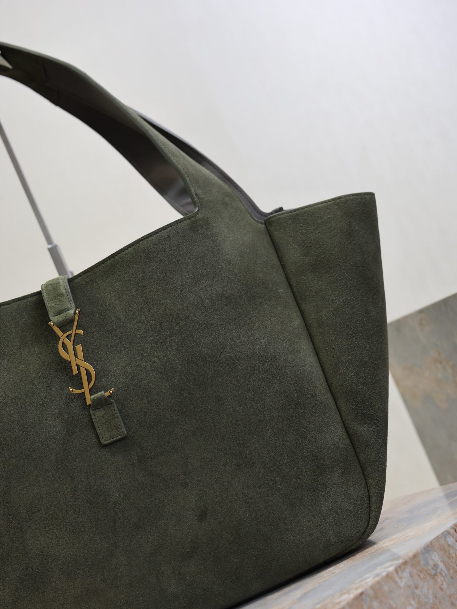 {Style No: M8KR4RY3} YSL 25S LE 5 À 7 BEA 50 IN DARK OLIVE SUEDE GOLD HARDWARE - Image 3