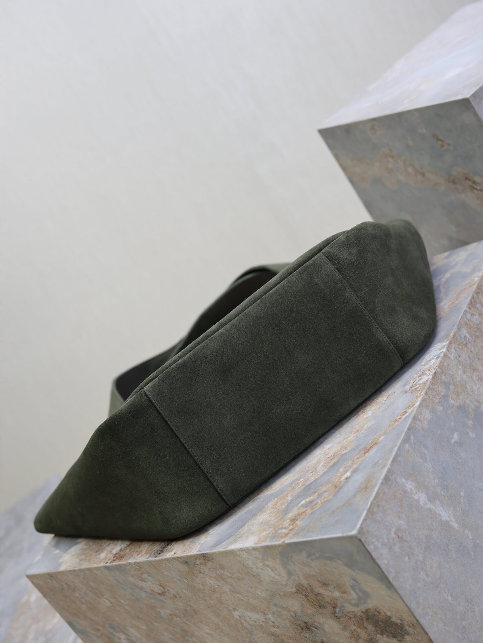 {Style No: M8KR4RY3} YSL 25S LE 5 À 7 BEA 50 IN DARK OLIVE SUEDE GOLD HARDWARE - Image 8