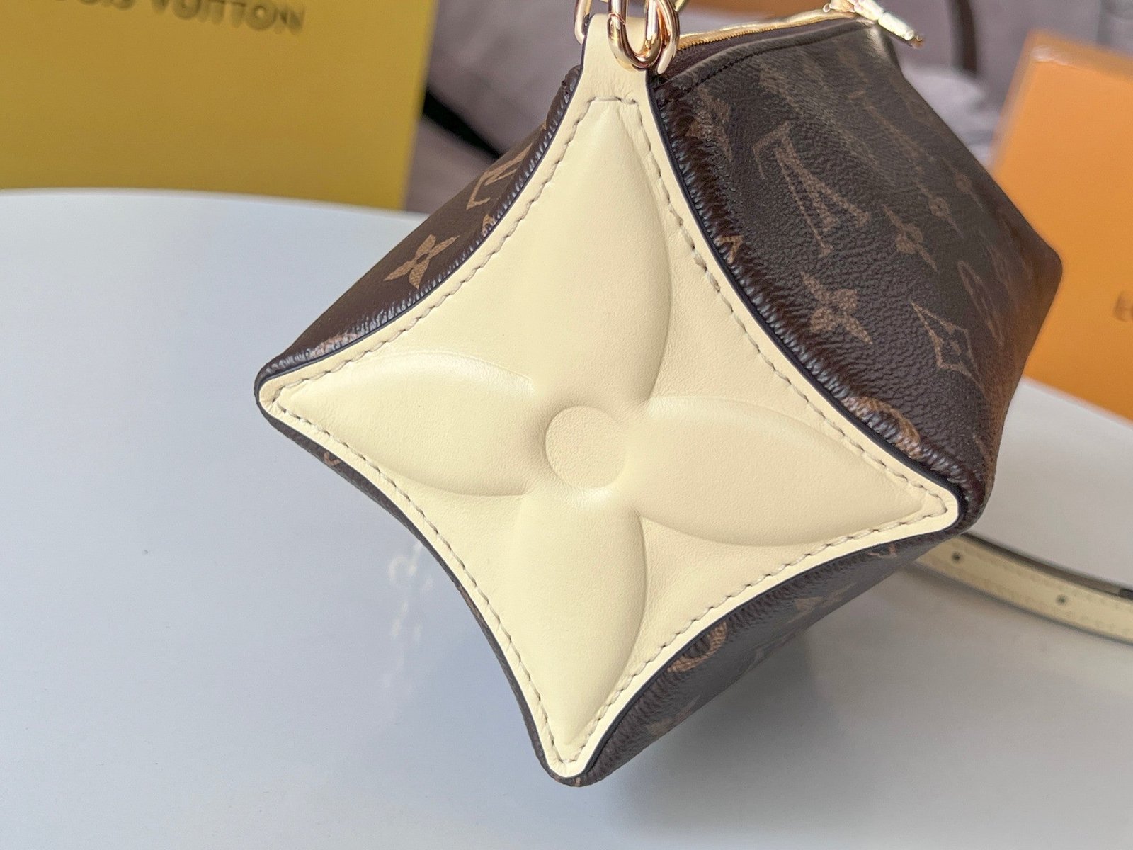 {Style No: IZLKTJ6A} BLOOM POUCH 22 IN BROWN MONOGRAM CANVAS AND PASTEL YELLOW CALFSKIN SIDES - Image 6