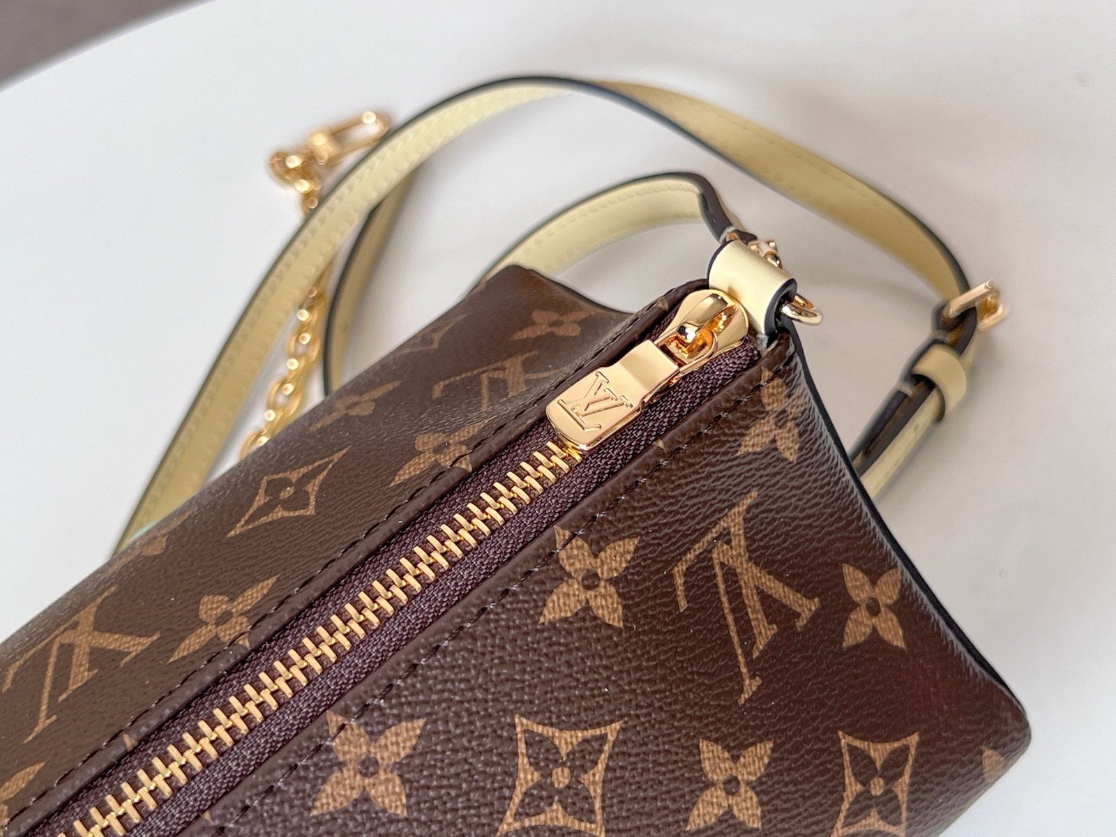 {Style No: IZLKTJ6A} BLOOM POUCH 22 IN BROWN MONOGRAM CANVAS AND PASTEL YELLOW CALFSKIN SIDES - Image 7