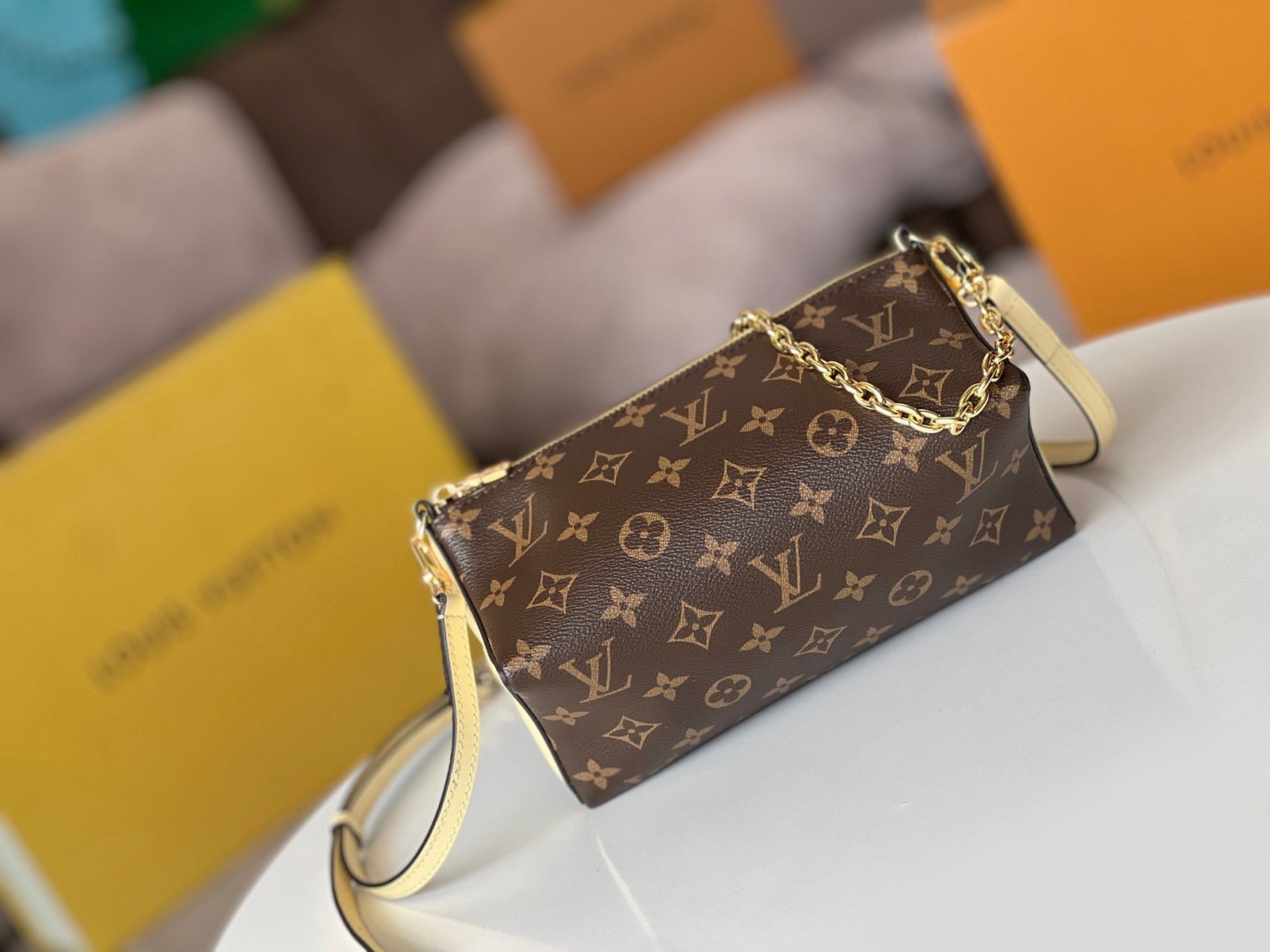 {Style No: IZLKTJ6A} BLOOM POUCH 22 IN BROWN MONOGRAM CANVAS AND PASTEL YELLOW CALFSKIN SIDES - Image 4