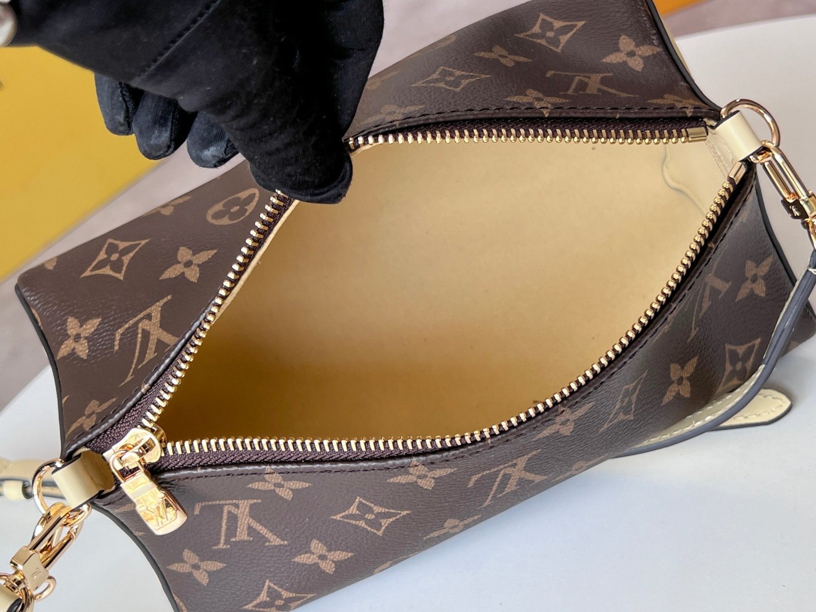 {Style No: IZLKTJ6A} BLOOM POUCH 22 IN BROWN MONOGRAM CANVAS AND PASTEL YELLOW CALFSKIN SIDES - Image 5