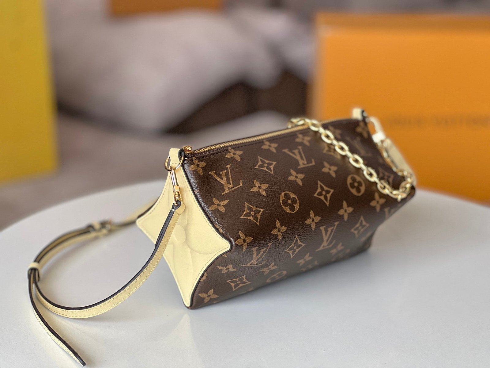 {Style No: IZLKTJ6A} BLOOM POUCH 22 IN BROWN MONOGRAM CANVAS AND PASTEL YELLOW CALFSKIN SIDES - Image 3