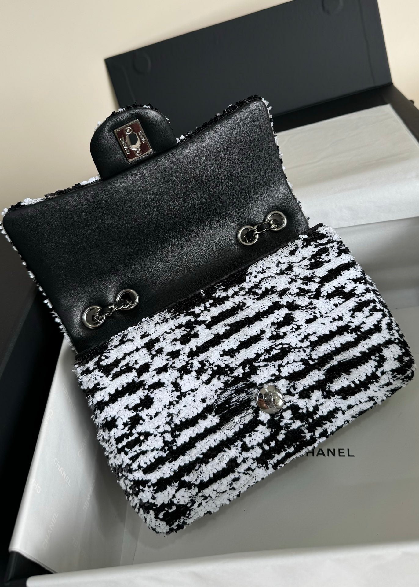 {Style No: AAIMXR2O} FLAP BAG 20 IN BLACK AND WHITE SEQUINS SILVER HARDWARE - Image 3