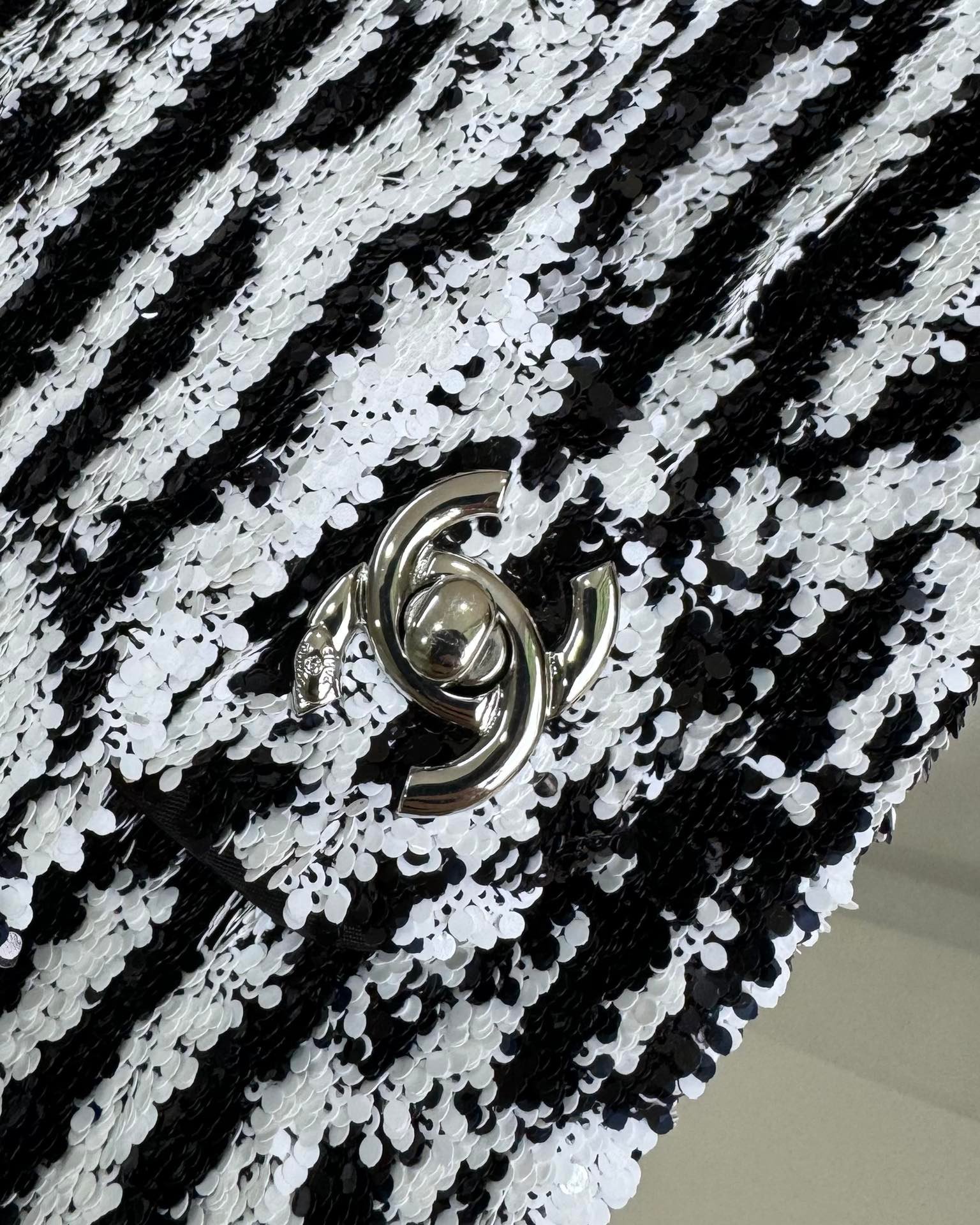 {Style No: AAIMXR2O} FLAP BAG 20 IN BLACK AND WHITE SEQUINS SILVER HARDWARE - Image 4