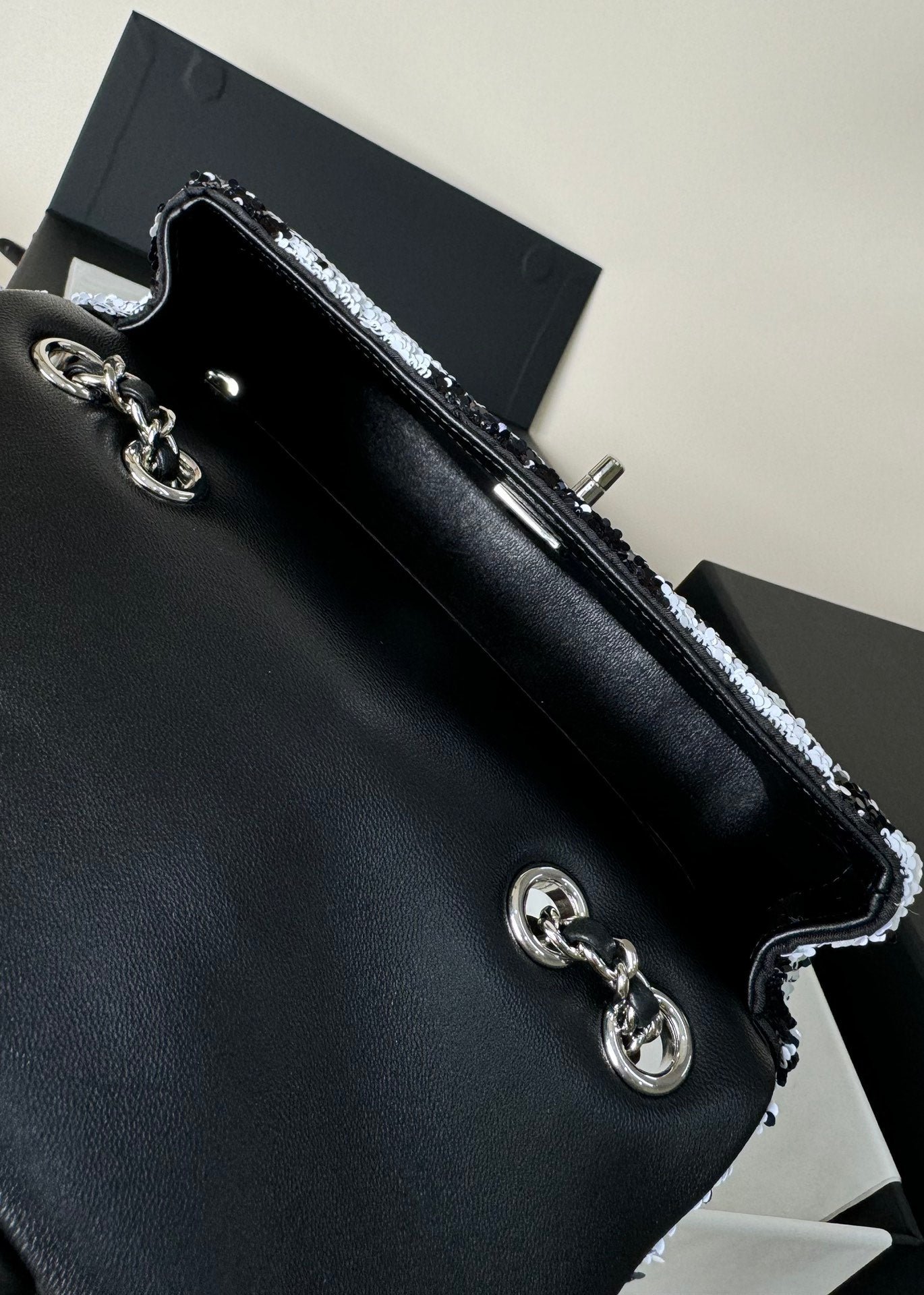 {Style No: AAIMXR2O} FLAP BAG 20 IN BLACK AND WHITE SEQUINS SILVER HARDWARE - Image 6