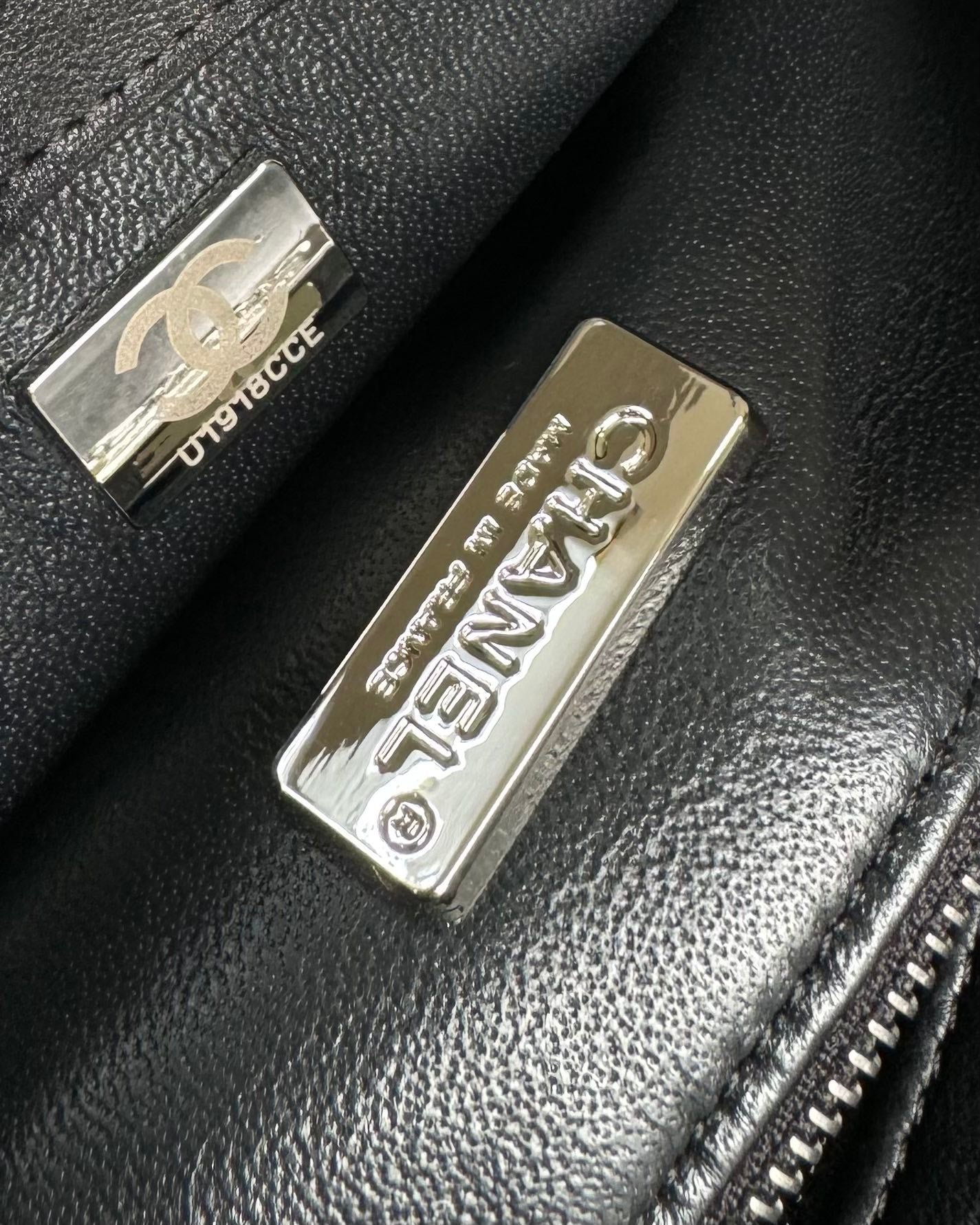 {Style No: AAIMXR2O} FLAP BAG 20 IN BLACK AND WHITE SEQUINS SILVER HARDWARE - Image 7