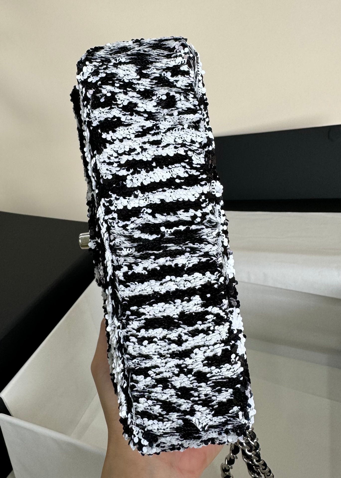 {Style No: AAIMXR2O} FLAP BAG 20 IN BLACK AND WHITE SEQUINS SILVER HARDWARE - Image 8