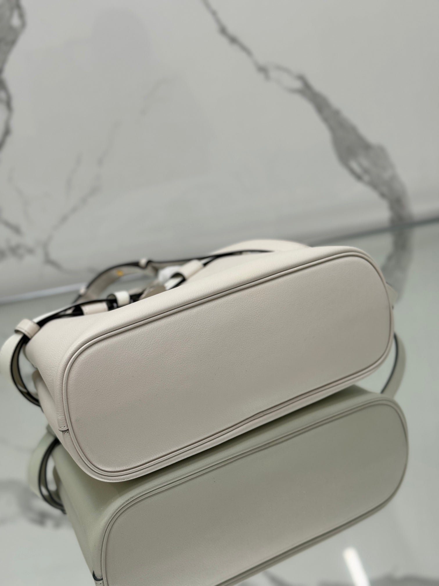 {Style No: 2XJ75TBW} TOTE BAG WITH BELT 32 IN WHITE IMPORTED CALFSKIN - Image 3