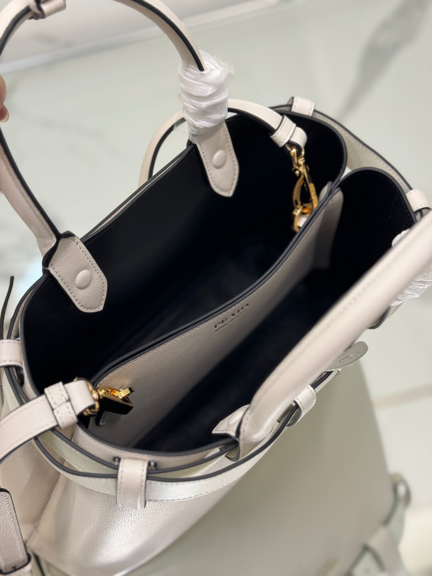 {Style No: 2XJ75TBW} TOTE BAG WITH BELT 32 IN WHITE IMPORTED CALFSKIN - Image 2