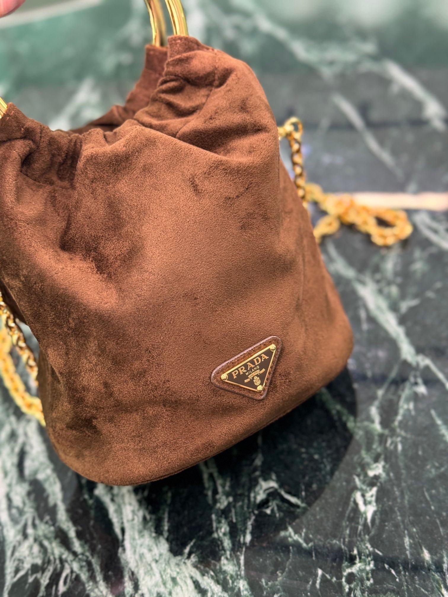 {Style No: G3Y5W6NH} MINI BUCKET BAG 19 IN CHOCOLATE SOFT SUEDE GOLD HARDWARE - Image 3