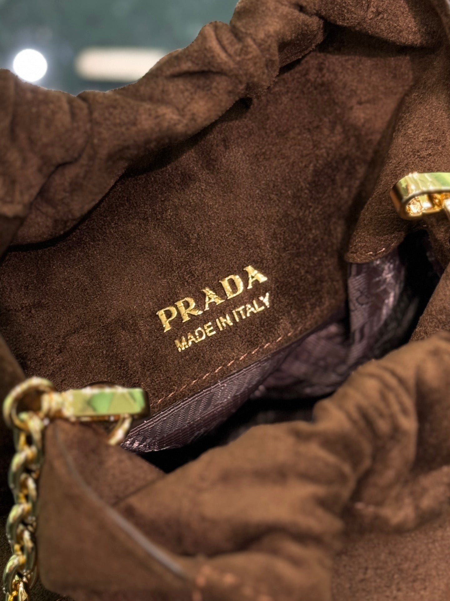 {Style No: G3Y5W6NH} MINI BUCKET BAG 19 IN CHOCOLATE SOFT SUEDE GOLD HARDWARE - Image 4
