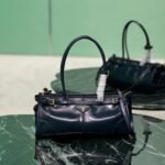 {Style No: Z9FECF7G} HANDBAG 32 IN BLACK SOFT SMOOTH LAMBSKIN