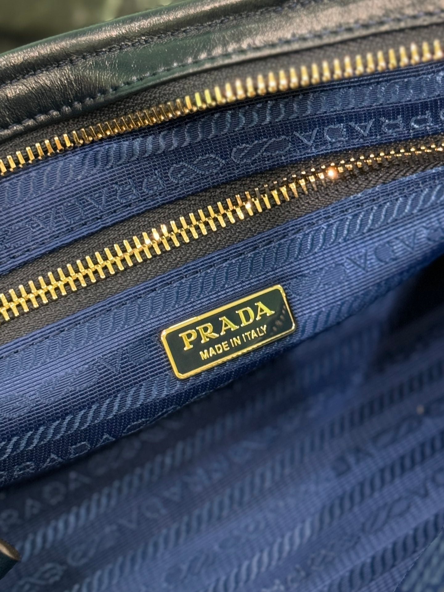 {Style No: Z9FECF7G} HANDBAG 32 IN BLACK SOFT SMOOTH LAMBSKIN - Image 2