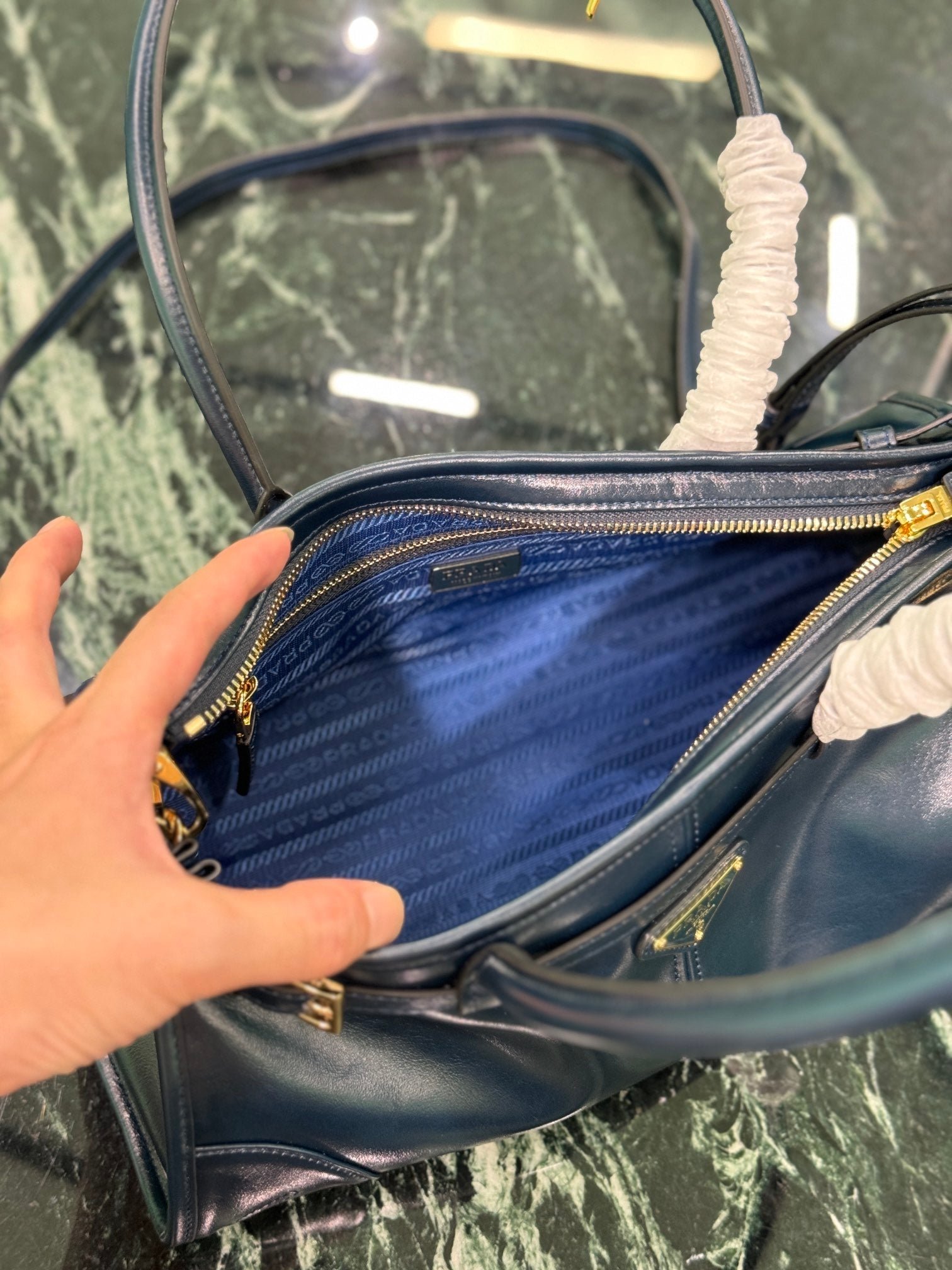 {Style No: Z9FECF7G} HANDBAG 32 IN BLACK SOFT SMOOTH LAMBSKIN - Image 3