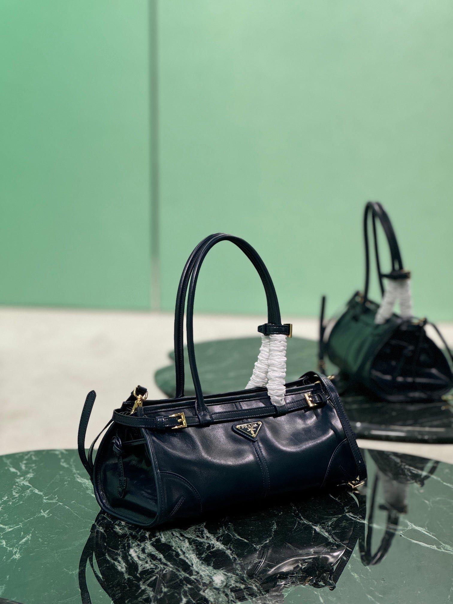 {Style No: Z9FECF7G} HANDBAG 32 IN BLACK SOFT SMOOTH LAMBSKIN - Image 8