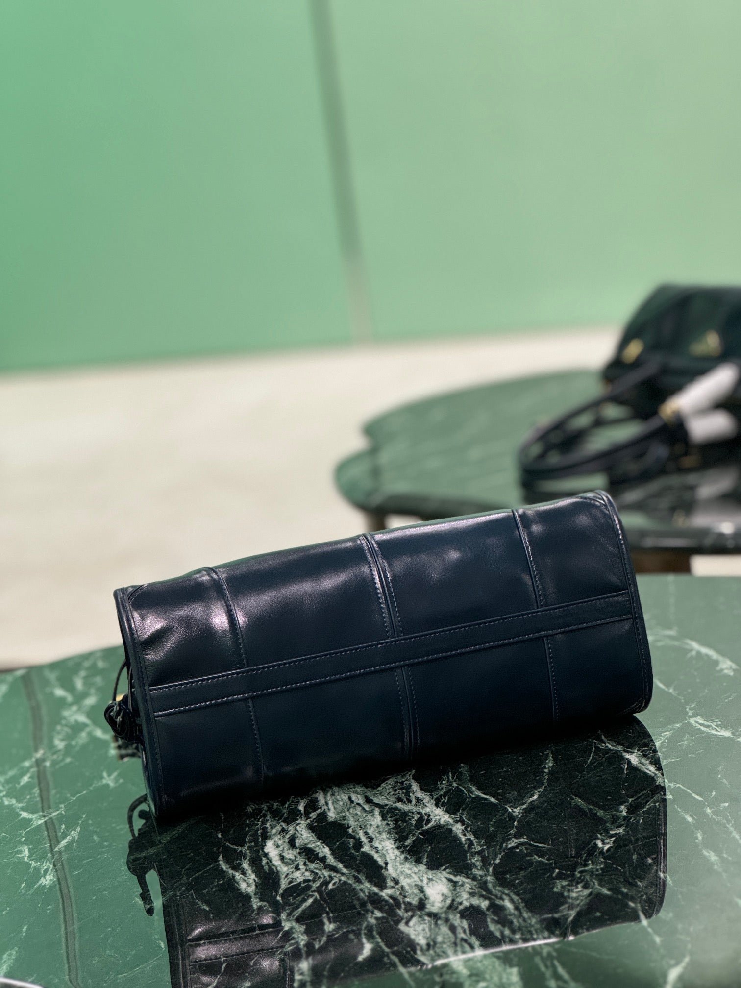 {Style No: Z9FECF7G} HANDBAG 32 IN BLACK SOFT SMOOTH LAMBSKIN - Image 5