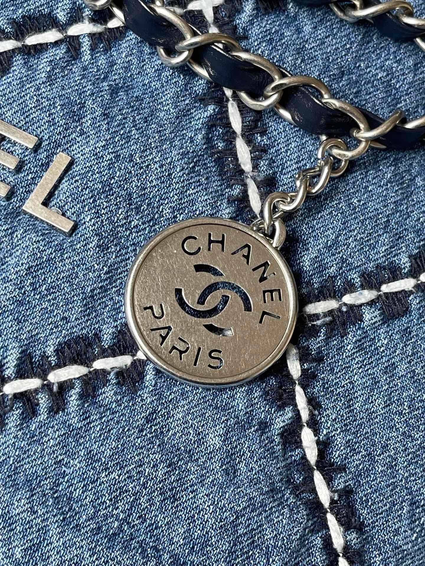 {Style No: FCTTMR19} CC MEDIUM 37 CROSSBODY BAG IN BLUE DENIM WITH CHAIN - Image 4