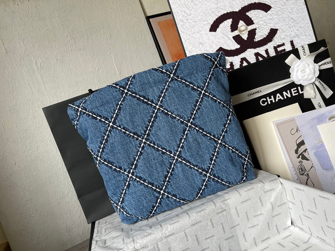 {Style No: FCTTMR19} CC MEDIUM 37 CROSSBODY BAG IN BLUE DENIM WITH CHAIN - Image 3
