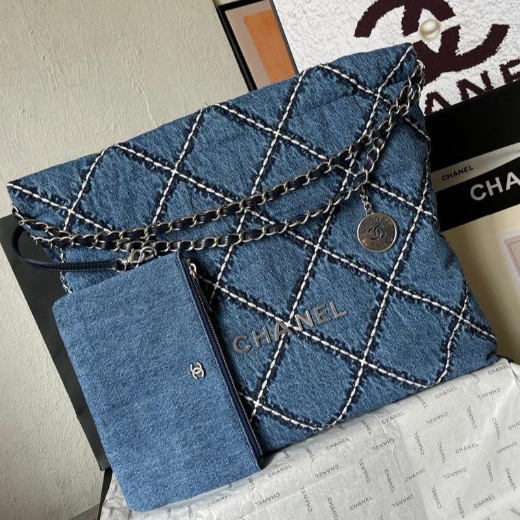 {Style No: OSZKNFFI} CC LARGE 42 CROSSBODY BAG IN BLUE DENIM WITH CHAIN
