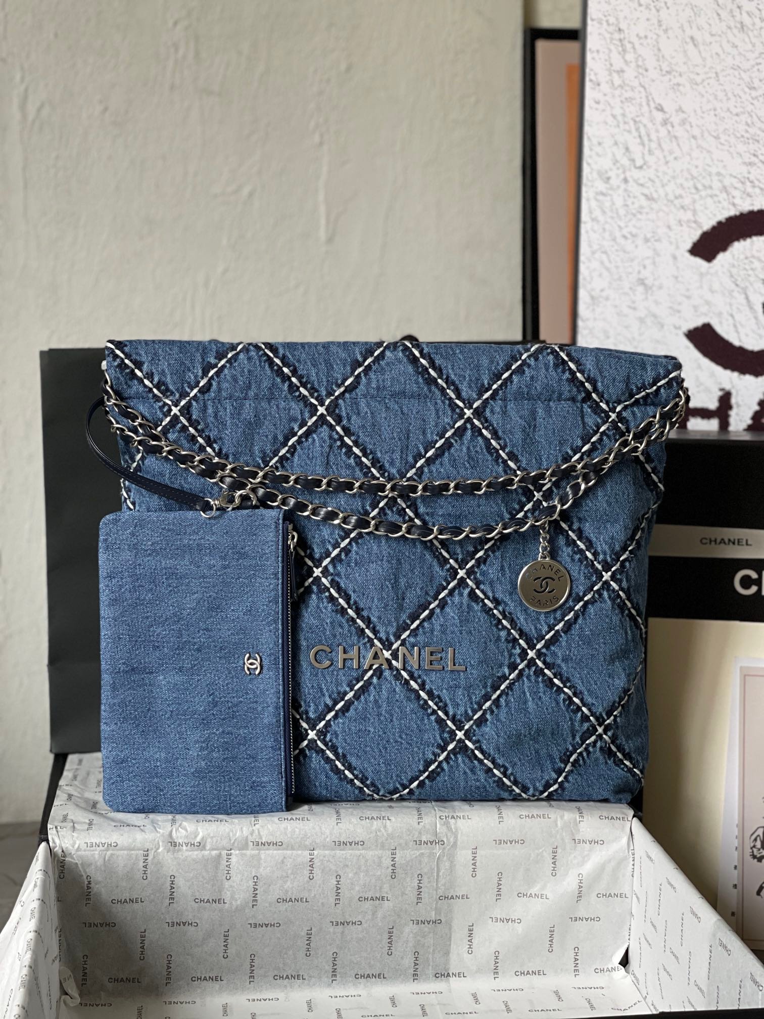 {Style No: OSZKNFFI} CC LARGE 42 CROSSBODY BAG IN BLUE DENIM WITH CHAIN - Image 2