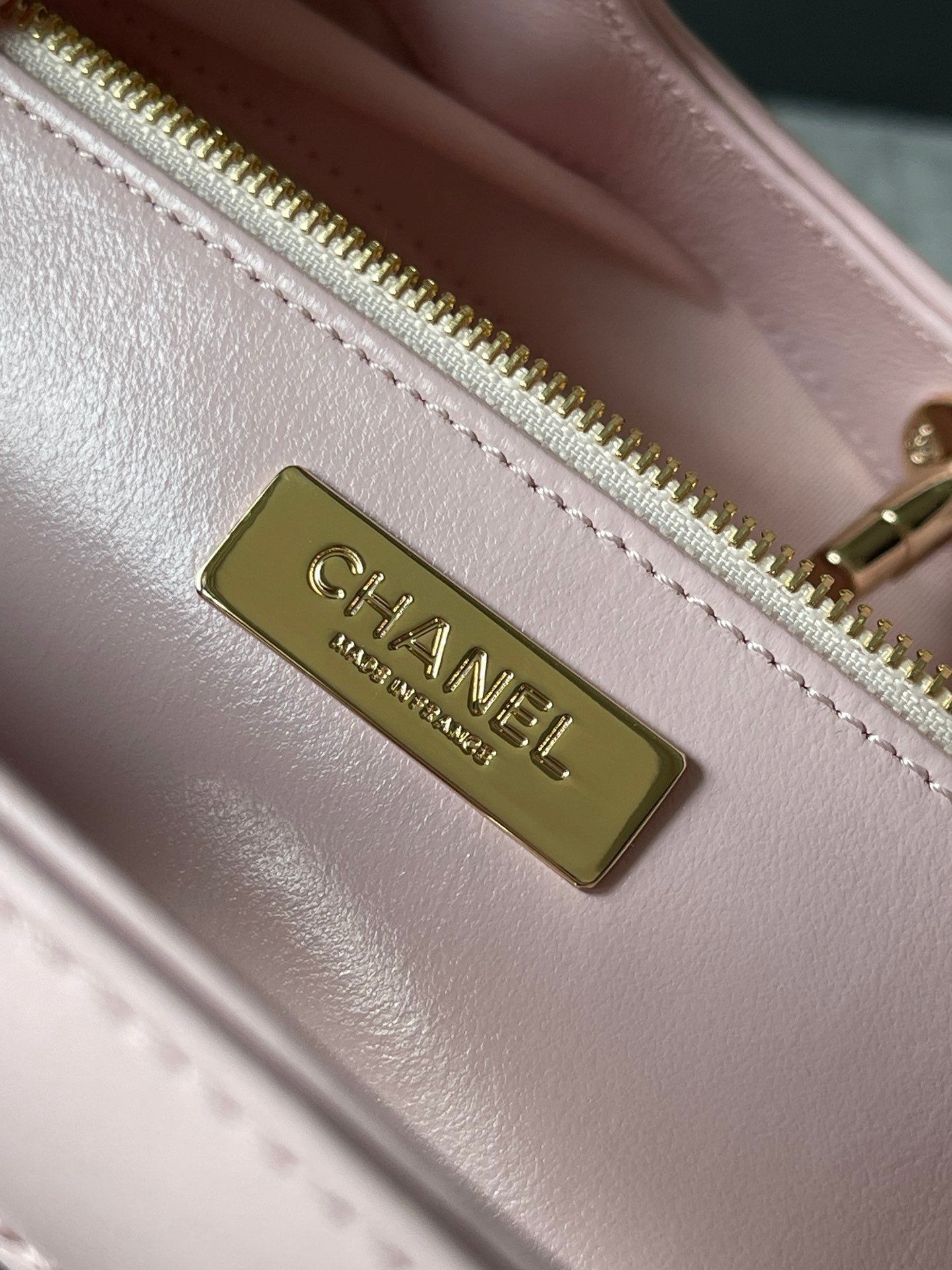 {Style No: P9I7NHS4} CC MEDIUM 36 SHOPPING BAG IN LIGHT PINK CALFSKIN - Image 5