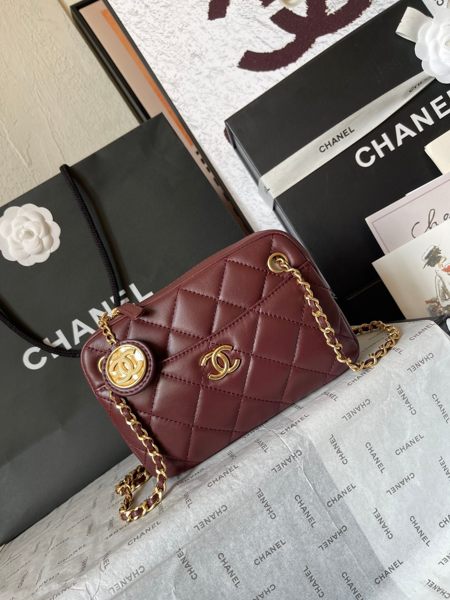 {Style No: UXEWIUG9} CAMERA BAG 18 IN BUCCANEER RED QUILTED LAMBSKIN DOUBLE C GOLD COIN - Image 3