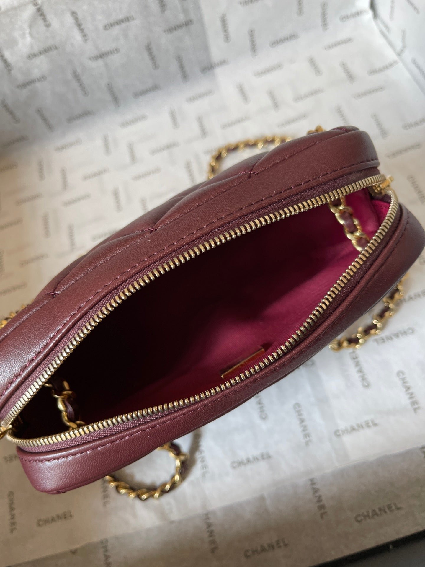{Style No: UXEWIUG9} CAMERA BAG 18 IN BUCCANEER RED QUILTED LAMBSKIN DOUBLE C GOLD COIN - Image 6